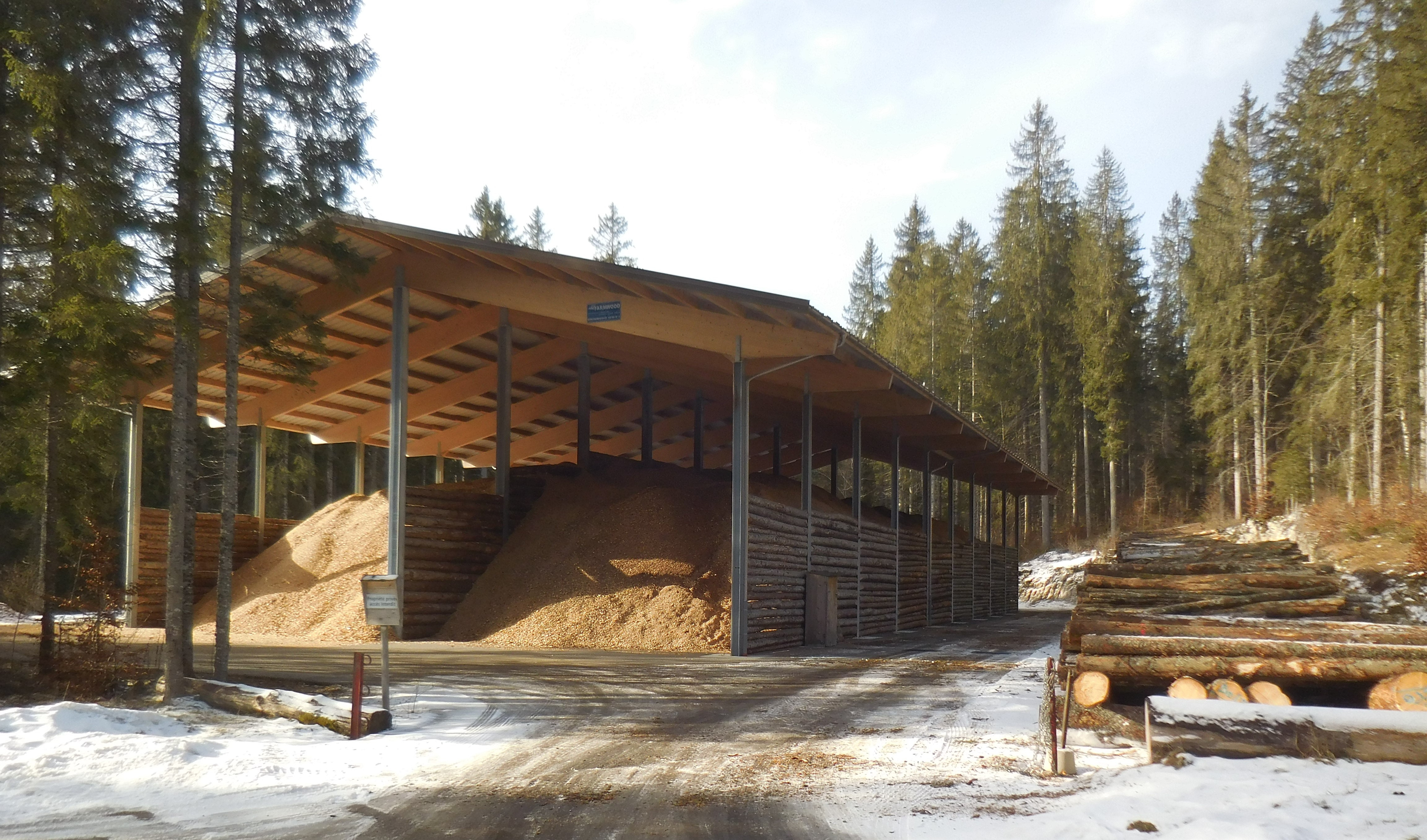 Copyright: Thomas Bucher / La Biolettaz - Vue générale sur le hangar de plaquettes de bois implanté dans la forêt.