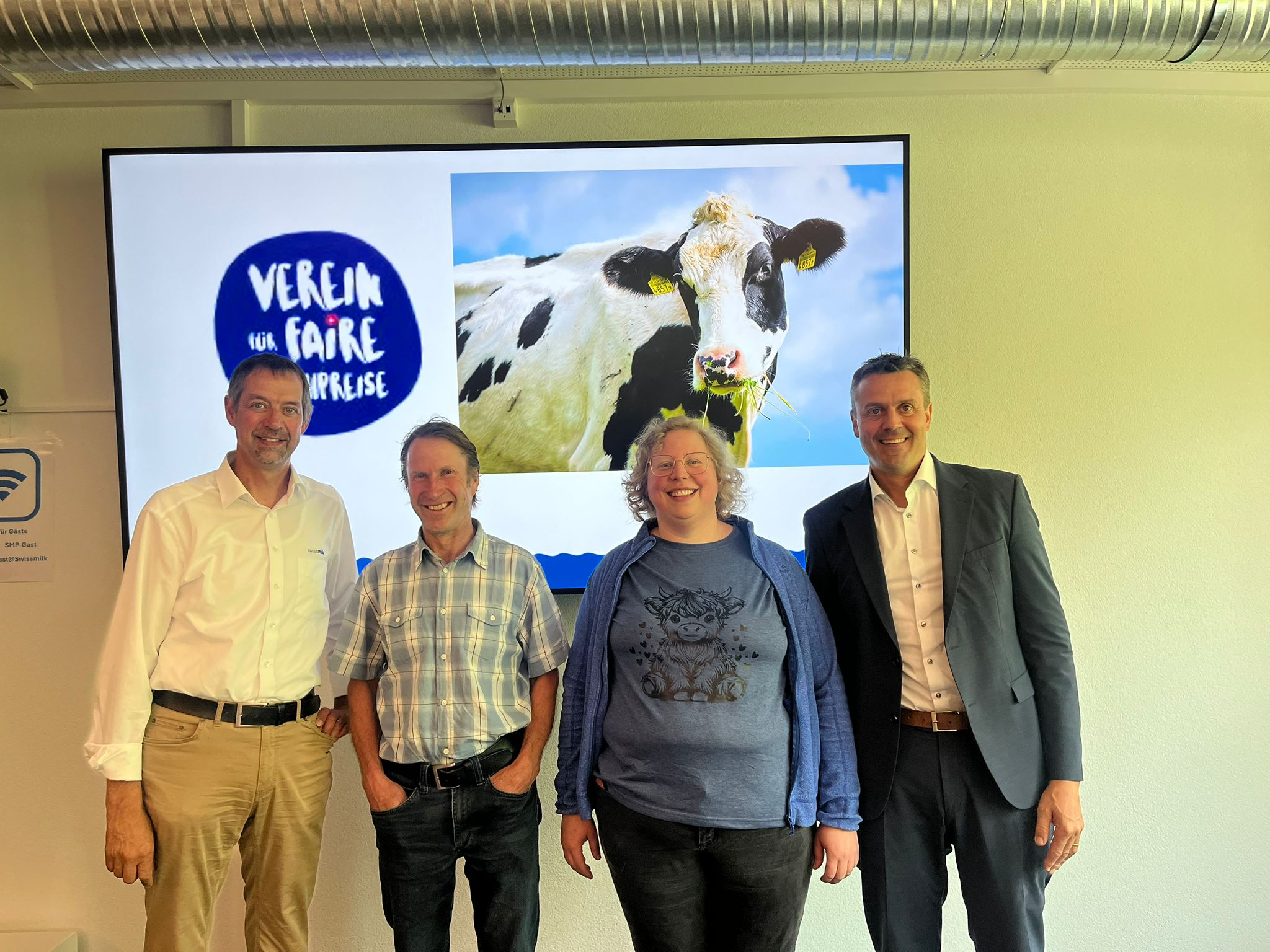 Photo Assoc. pour le prix du lait équitable - De gauche à droite, comité : Marc Benoit, président; Roland Gafner, Cofondateur Faireswiss; Caroline Quartenoud, vice-présidente; + Boris Beuret, président PSL