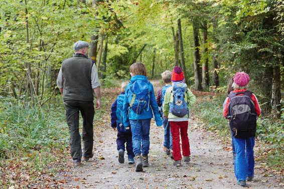 Copyright: ForêtSuisse/Alexander Jaquemet - Départ pour la forêt. Les spécialistes qui y travaillent fournissent un enseignement précieux.