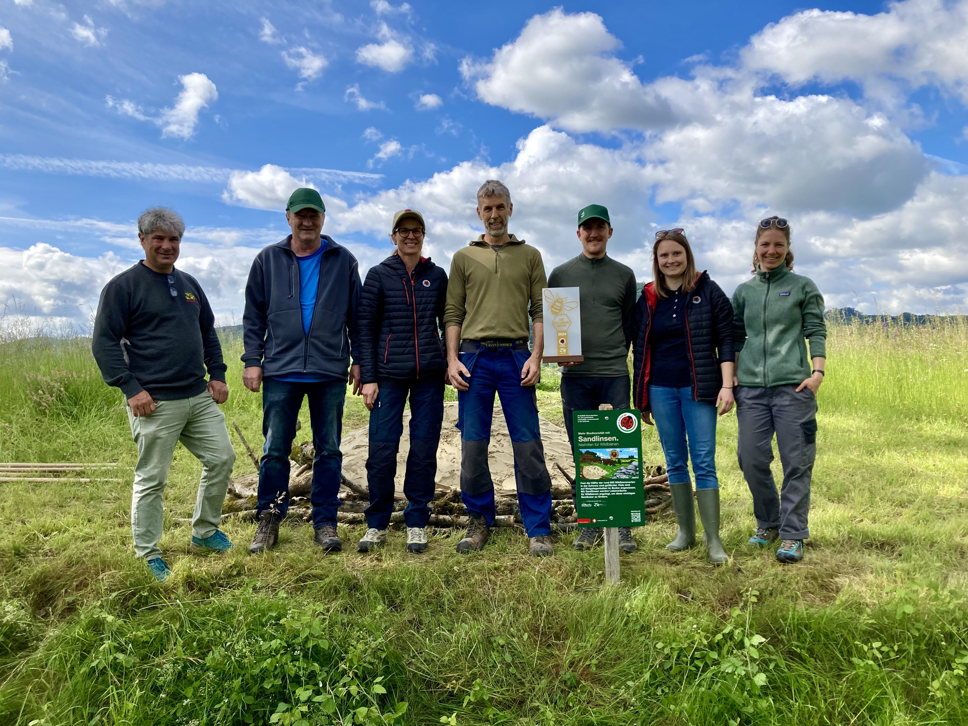 Photo: de g.à d.. Mathias Götti Limacher, BienenSchweiz; Thomas Aeschlimann, Ricola; Mirjam Lüthi, IP-SUISSE, Stephan Herzog, Land-wirt; Josua Lay, Ricola, Nicole Ramsebner, IP-SUISSE, Flurina Müller, BienenSchweiz.