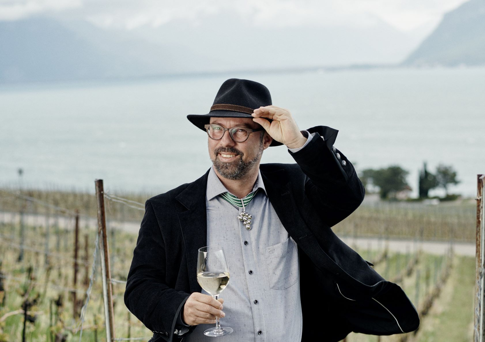 Copyright: OVV - Pierre Keller, président honoraire de l’OVV, a remis le titre de Commandeur de l’Ordre des Vins Vaudois à José Vouillamoz (photo), docteur en biologie et généticien. de la vigne