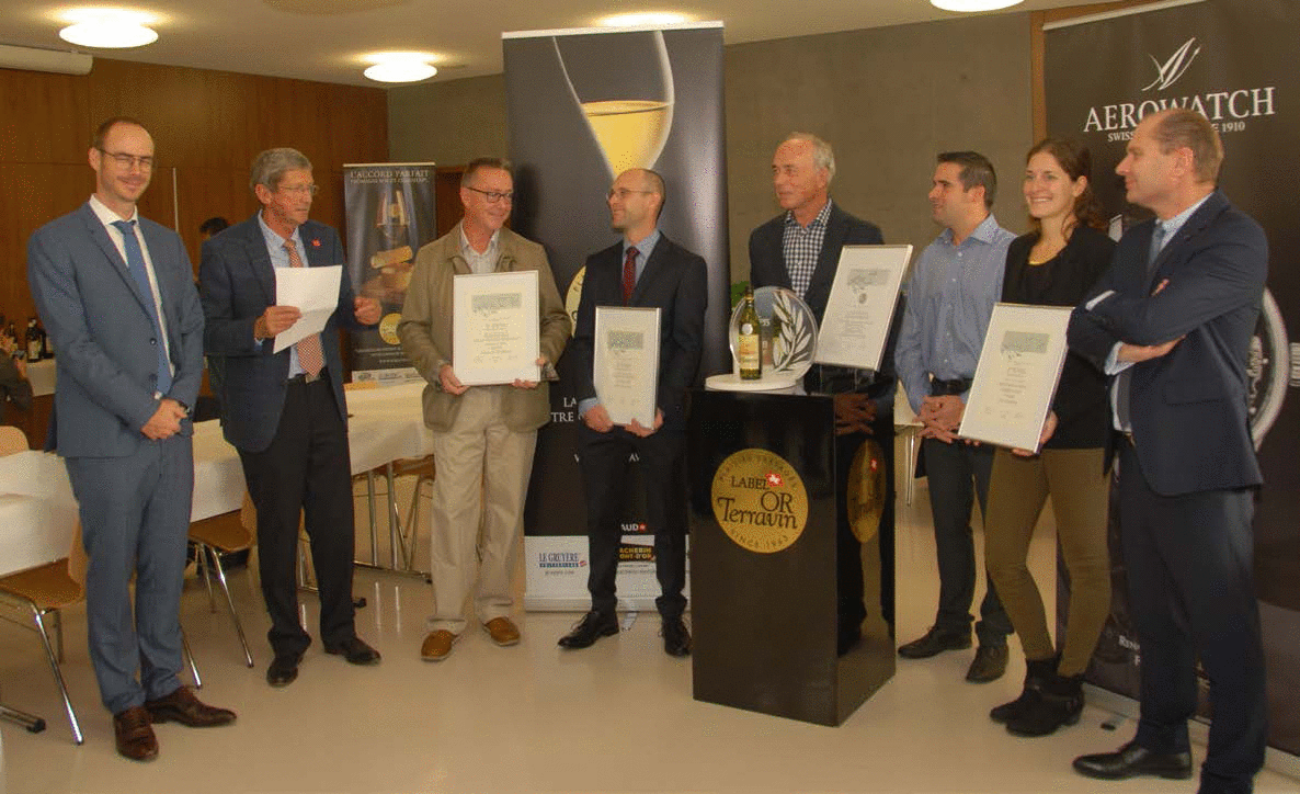 © Terravin - De g.à d., Jean-Sébastien Bolzli Aerowatch; Pierre Monachon, président de Terravin ; 4e François Meylan ; 3e Christian Dupuis ; les vainqueurs Ulrich Künzli et Frédéric Pernet ; 2e Delphine Morel ; et Philippe Leuba, conseiller d'Etat