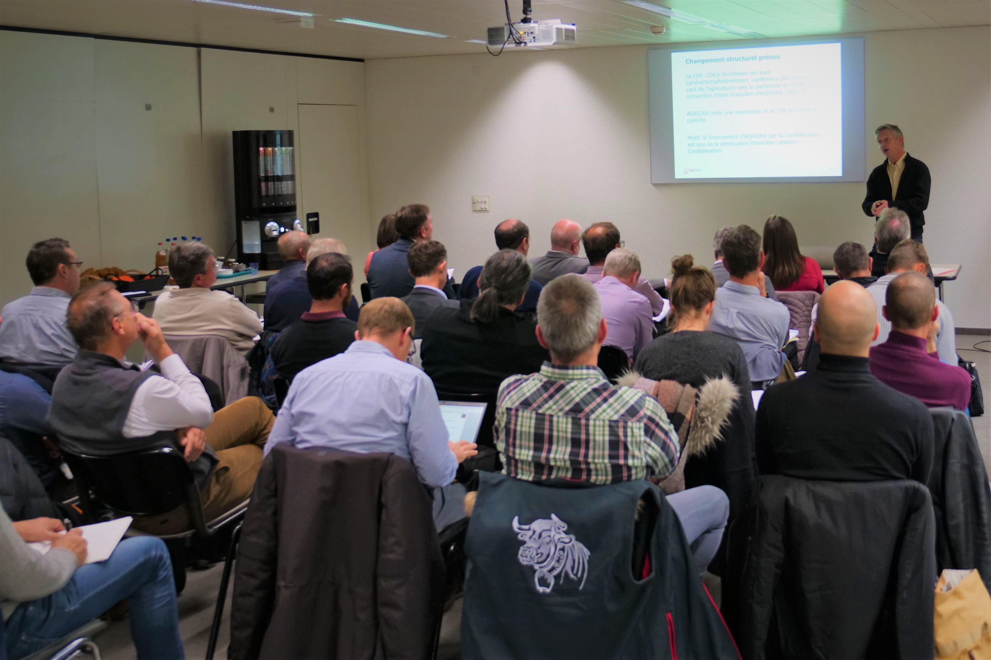 L'audience du Forum vitivinicole suisse écoute Philippe Droz d'AGRIDEA