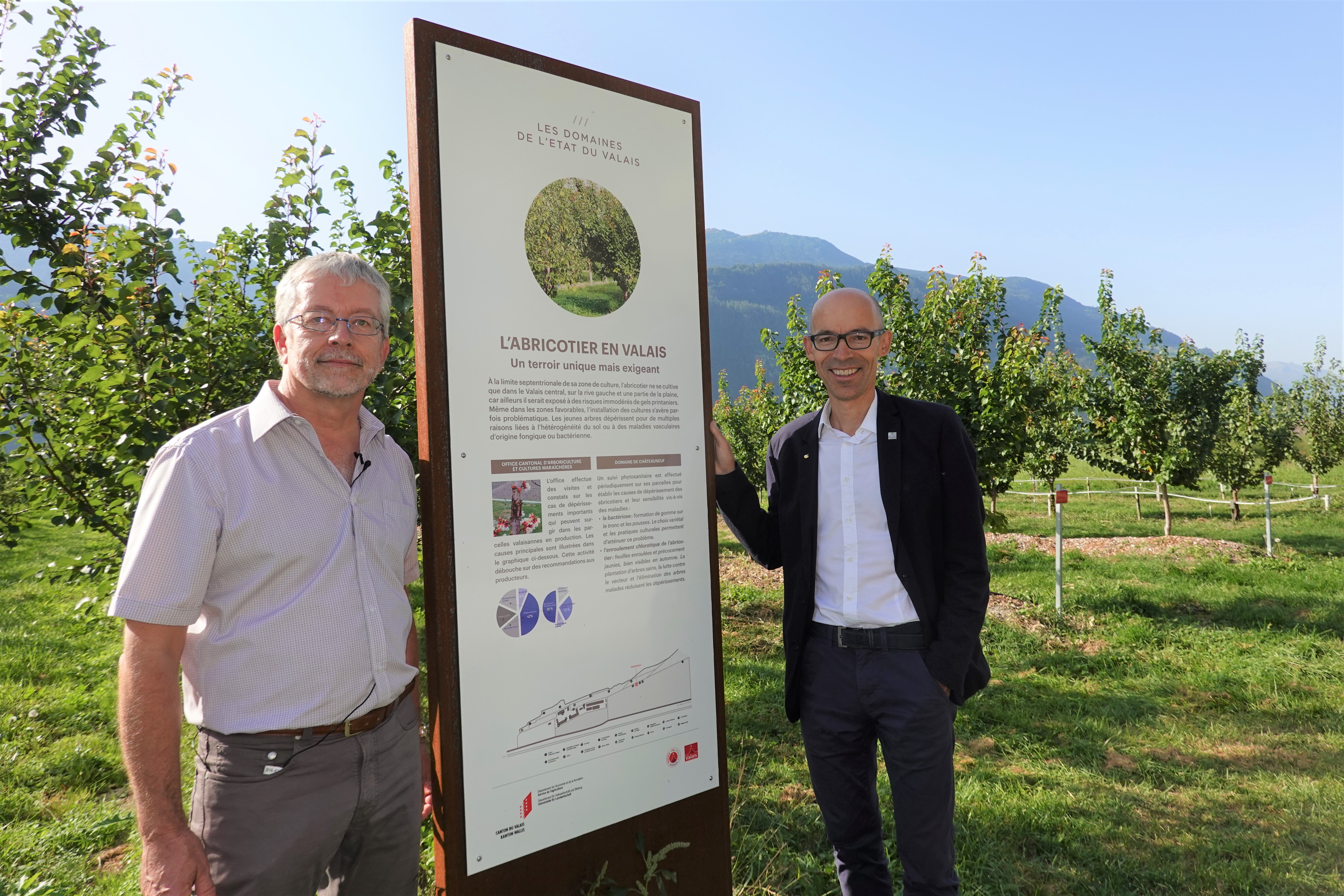 Copyright: SCA - Le directeur de l'Ecole d'agriculture du Valais, Guy Bianco, et le chef du Service de l'agriculture, Gérald Dayer, présentent l'un des 18 panneaux balisant le nouveau sentier didactique de Châteauneuf.