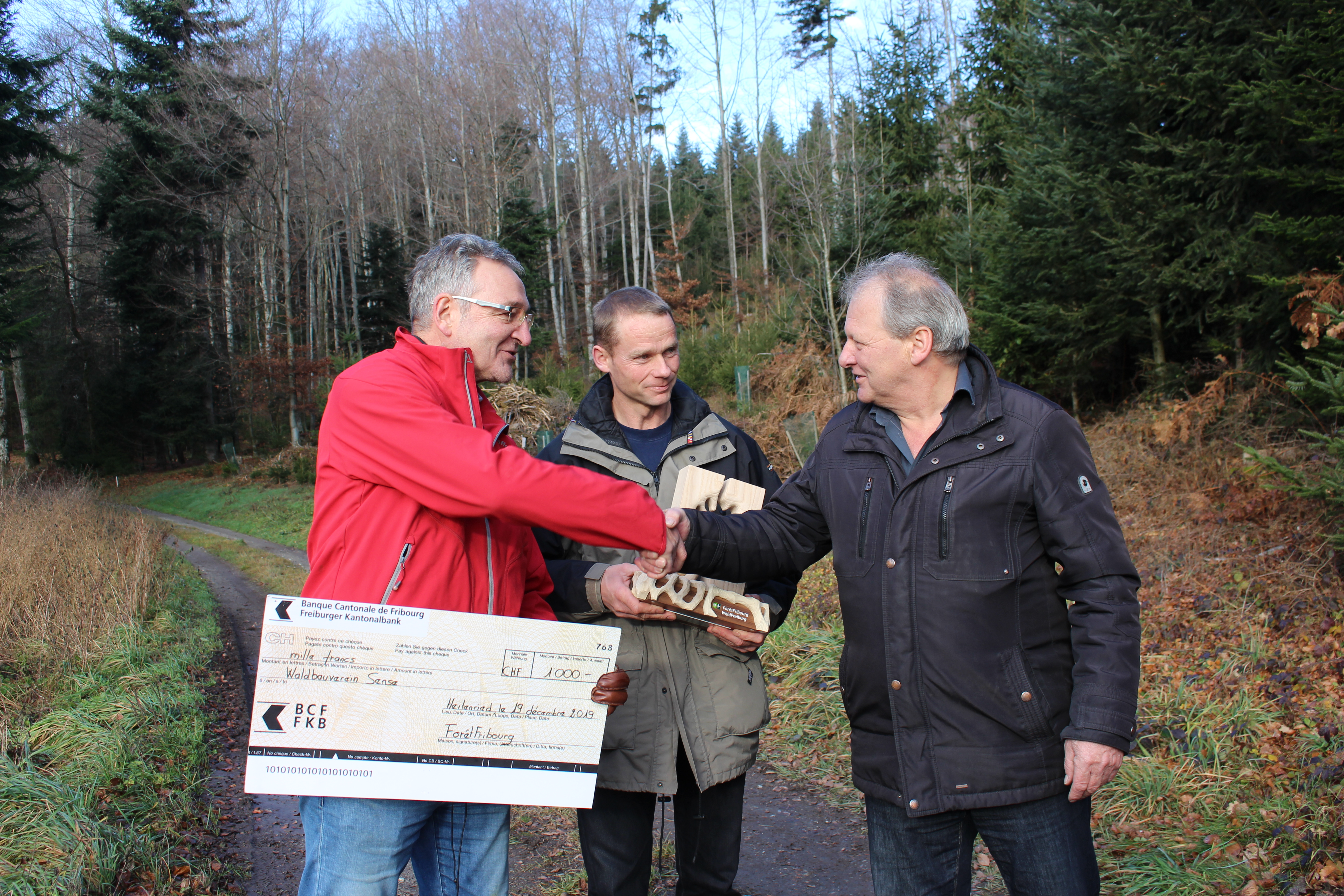 Copyright ForêtFribourg - De gauche à droite Mario Inglin, garde forestier de la basse Singine, Martin Zbinden, président du Waldbauverein Sense, Fritz Burkhalter, président de ForêtFribourg.