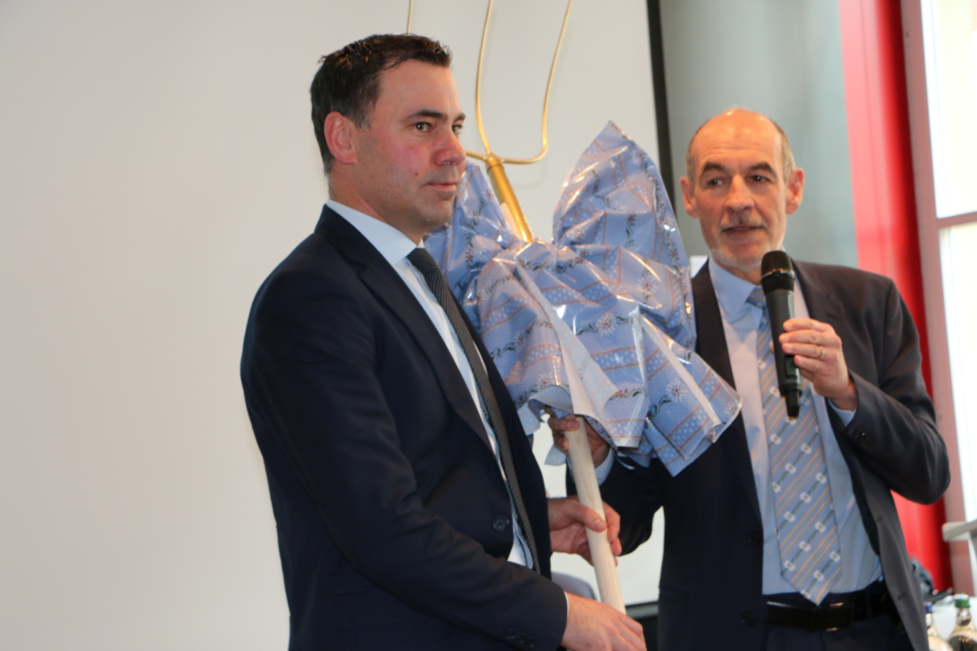 (©AGIR) - De gauche à droite: le nouveau directeur de l'USP Martin Rufer et son prédécesseur Jacque Bourgeois