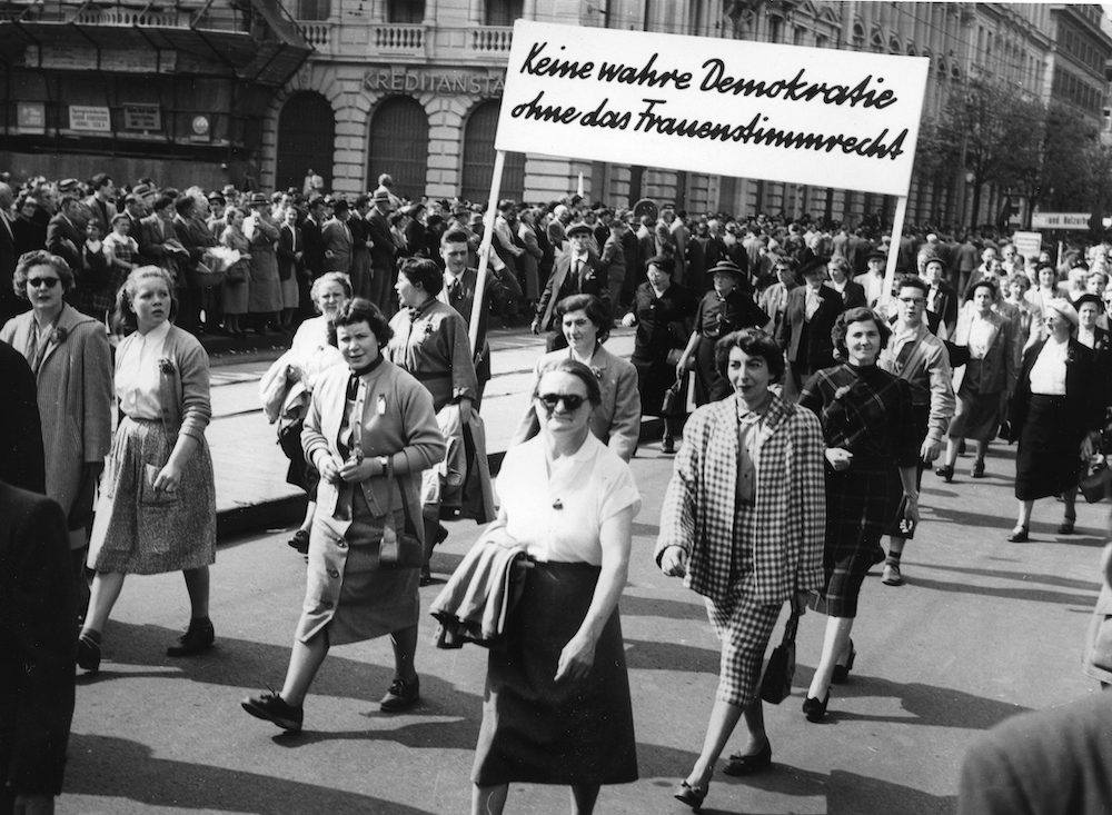 À l’instar des femmes ouvrières qui luttaient pour leurs droits lors d’une marche du 1er Mai dans les années 1950, les paysannes se sont aussi battues pour le suffrage féminin. Copyright : Schweizerisches Sozialarchiv