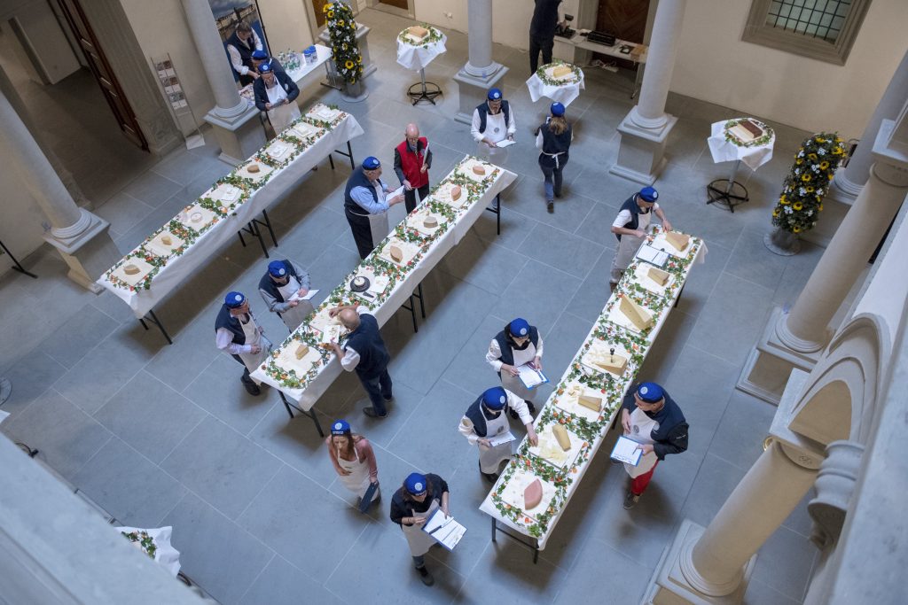 © Fromarte/Marcel Bieri - Swiss Cheese Awards: le Super Jury au travail...