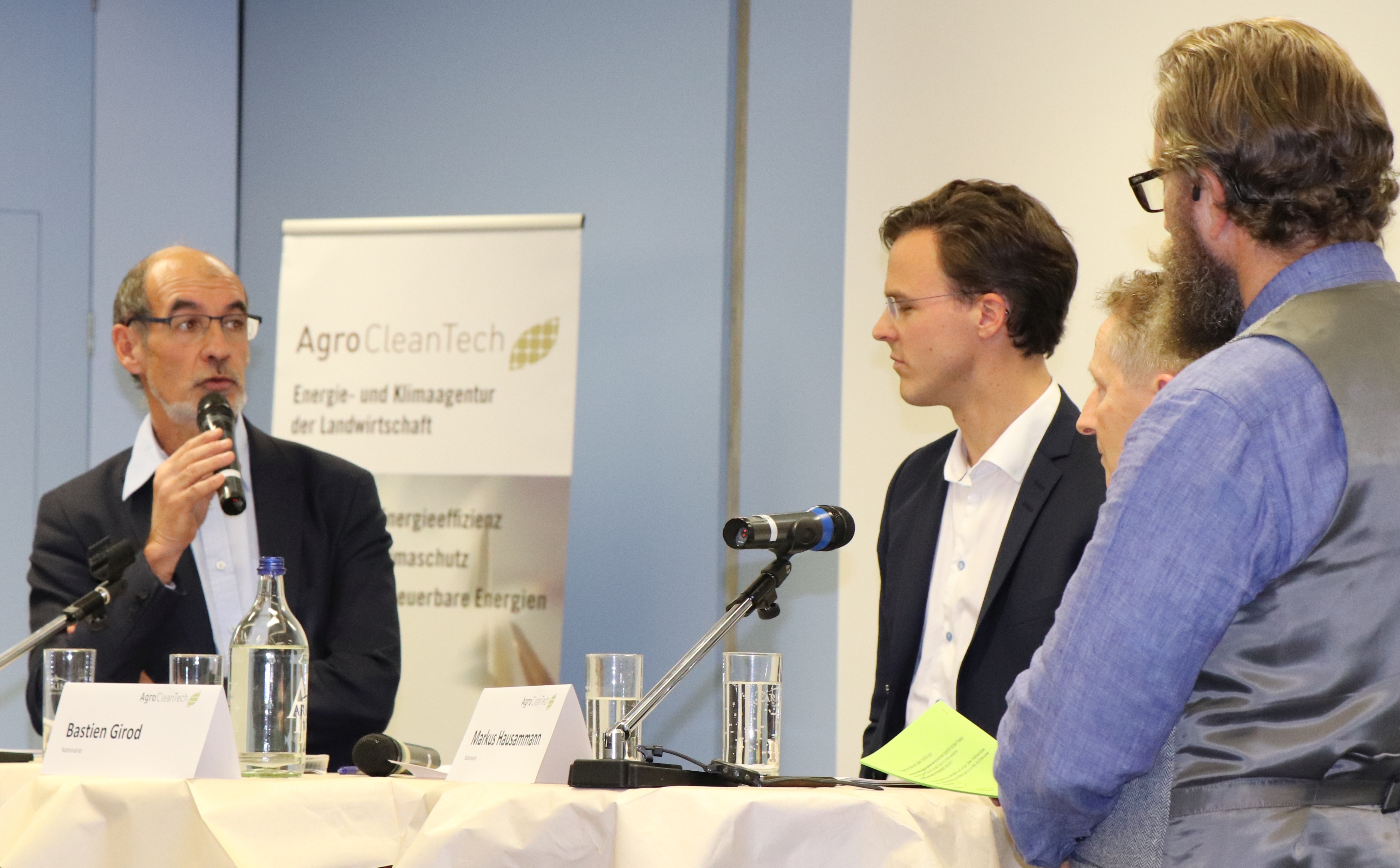 Les conseillers nationaux Jacques Bourgeois, Bastien Girod, Markus Hausammann et le modérateur Jürg Vollmer 