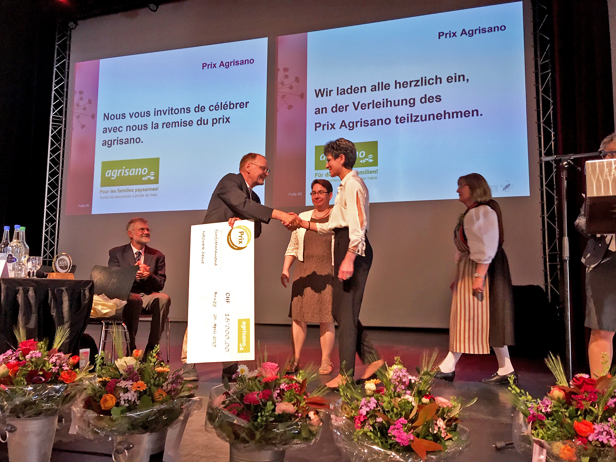 Francis Egger, président de la Fondation Agrisano, remet à Beatrix Tschannen, directrice de Netzwerk Sense, le chèque symbolique de 15 000 francs. (à gauche: Ueli Tobler, vice-président du jury) Francis Egger, président de la Fondation Agrisano, remet à Beatrix Tschannen, directrice de Netzwerk Sense, le chèque symbolique de 15 000 francs. (à gauche: Ueli Tobler, vice-président du jury) / Agrisano