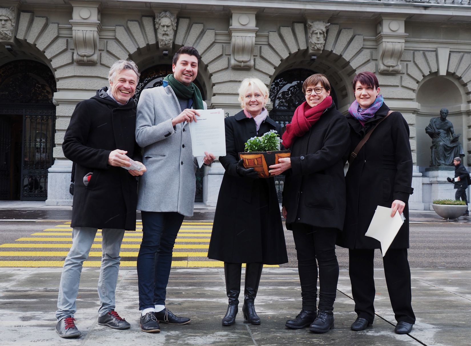 Copyright Swissaid - de gauche à droite : Markus Allemann (directeur SWISSAID), Fabian Molina (coprésident du Conseil de fondation SWISSAID et CN PS-ZH), Isabelle Moret (Présidente CN), Anne Challandes (USPF), Christine Badertscher (SWISSAID et CN BE)