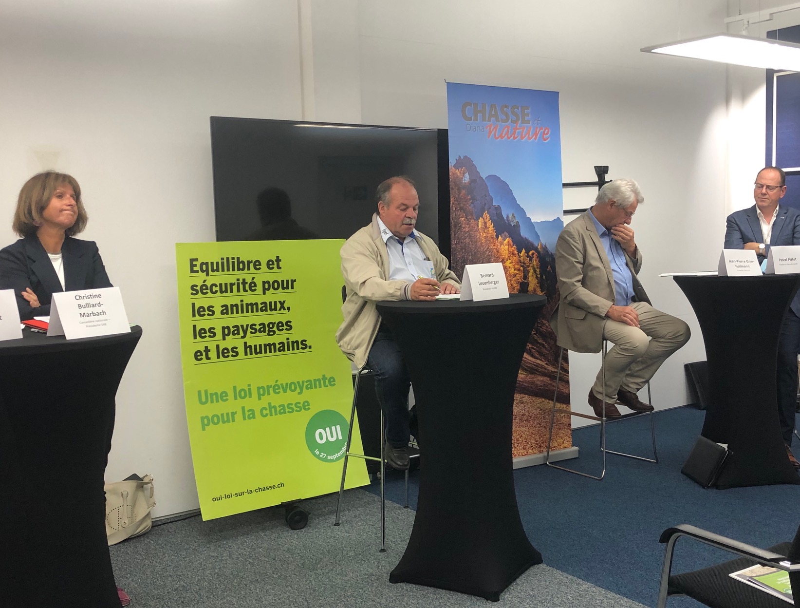 ©AGIR-de gauche à droite: Ch. Bulliard-Marbach, Conseillère nationale et présidente du SAB; B. Leuenberger, président d'AGORA; J.-P. Grin-Hofmann, Conseiller national; P. Pittet, président Diana Romandie