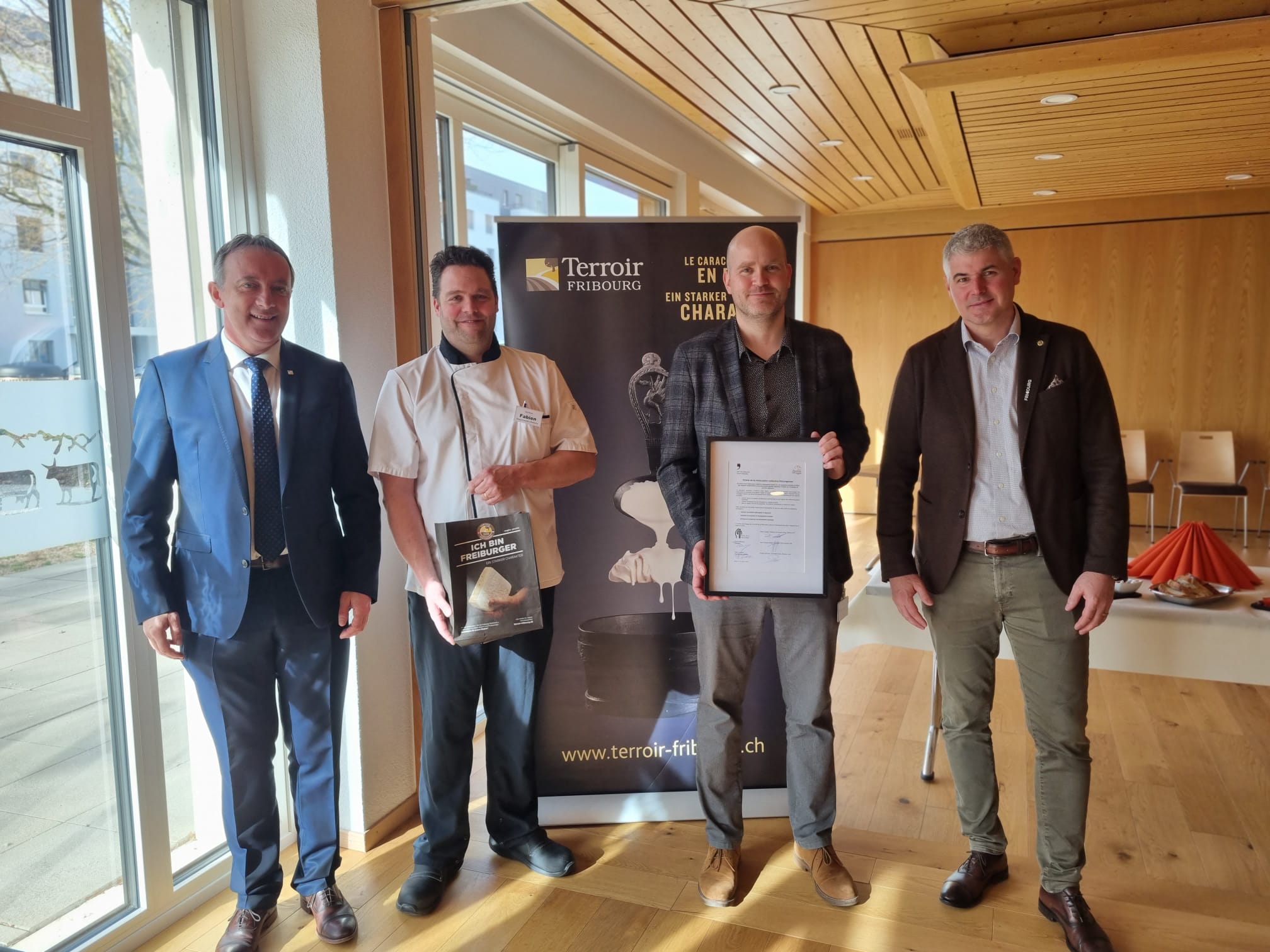 © Terroir Fribourg - de gauche à droite: M. le Conseiller d’Etat Philippe Demierre, M. Fabien Gurtner, responsable hôtellerie, M. Sylvain Bertschy, directeur des Foyers de la Ville de Bulle et M. Pierre-Alain Bapst, directeur de Terroir Fribourg