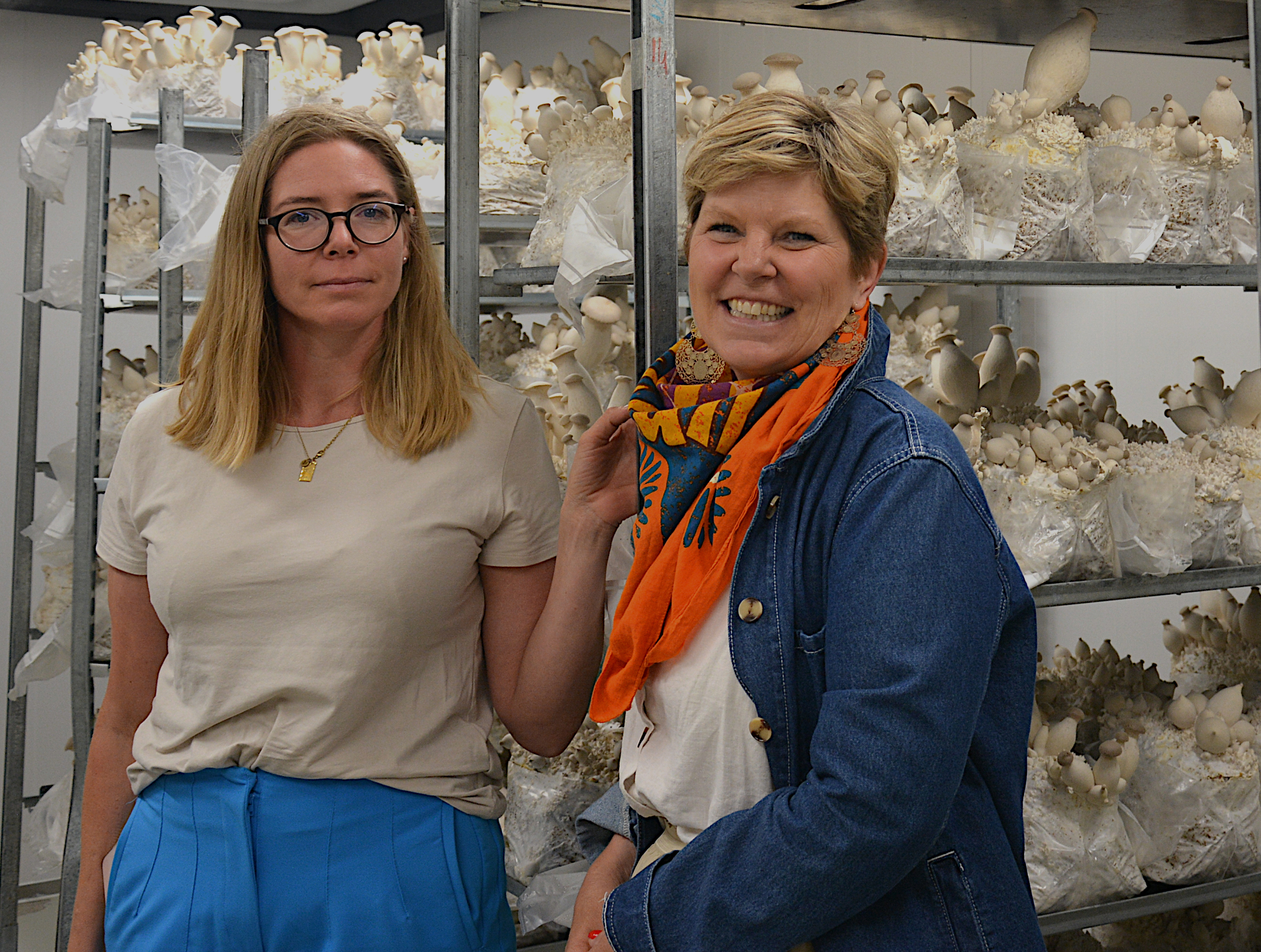 Légende photo: à droite; Valérie Oppliger, propriétaire d'Un amour de Pleurote, à gauche: Nicole Badertscher, directrice de l'Union suisse des producteurs de champignons USPC