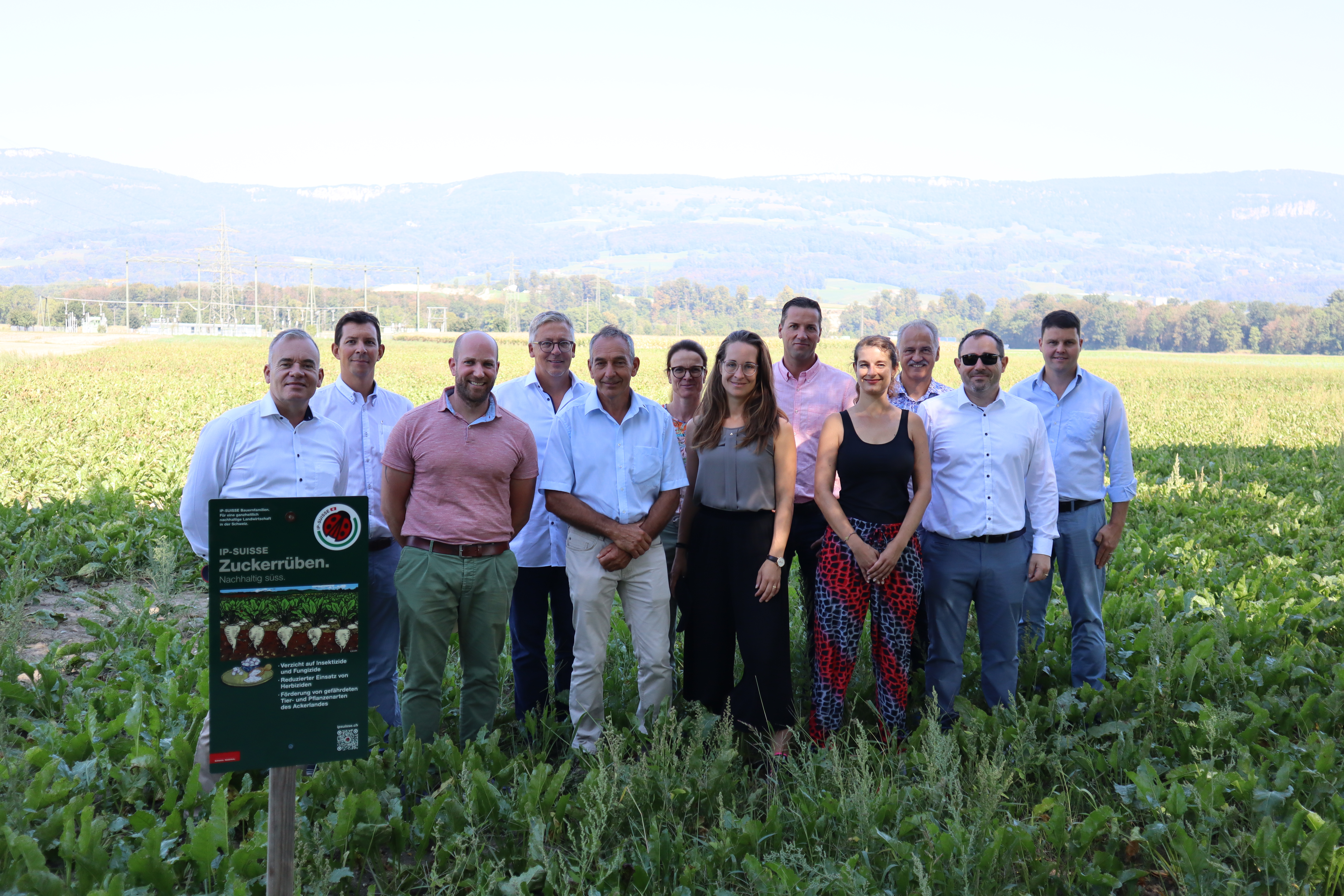 Photo : Signature du contrat avec des représentants/-tes d'IP-SUISSE, de Ricola et du Sucre Suisse sur l'exploitation du paysan IP-SUISSE Martin Flury