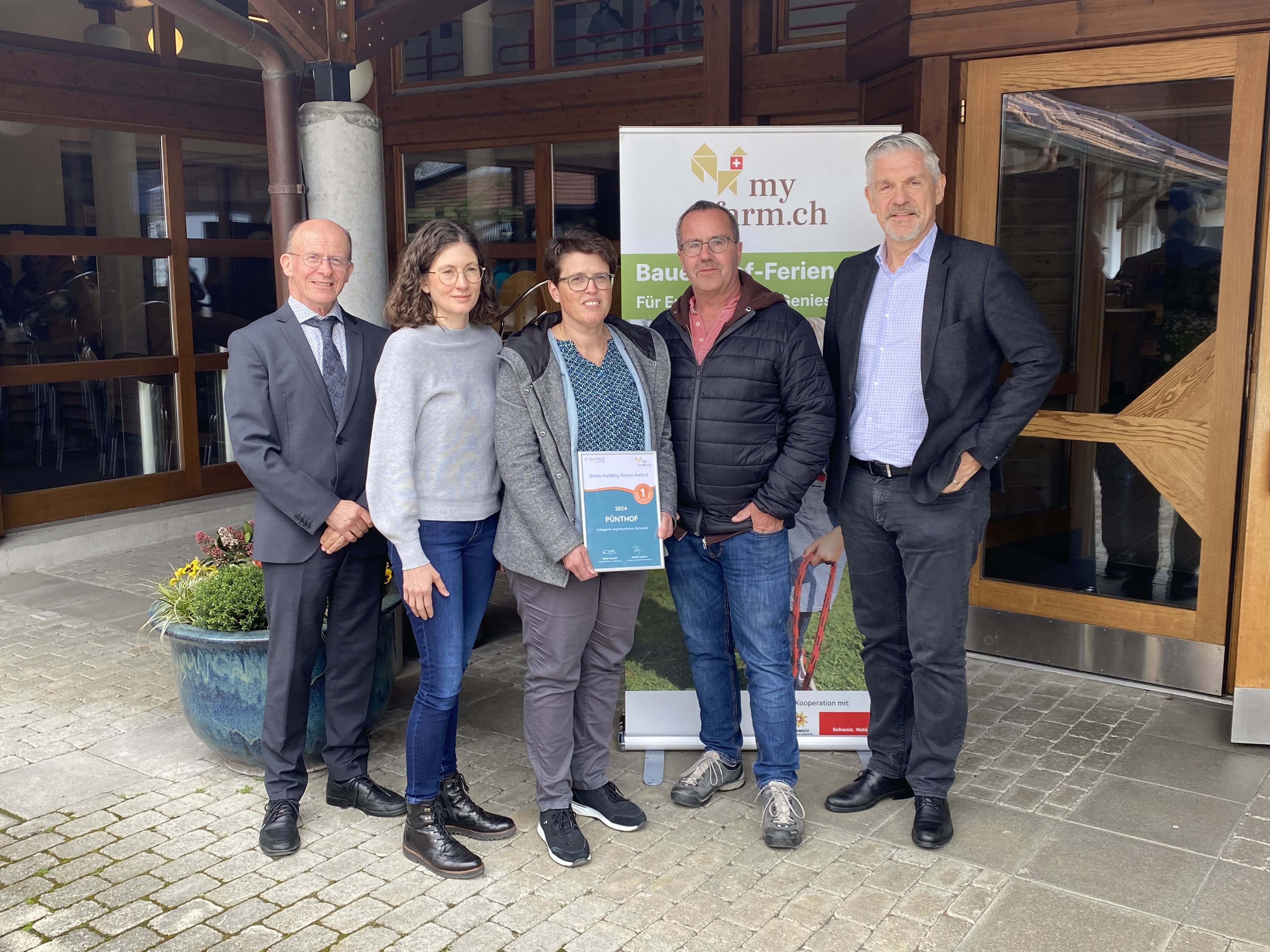 De gauche à droite: Andreas Allenspach, directeur ATS; Selina Crowther, e-domizil; Doris et Werner Peter, Pünthof; Dieter Rumpel, e-domizil © Agritourisme Suisse