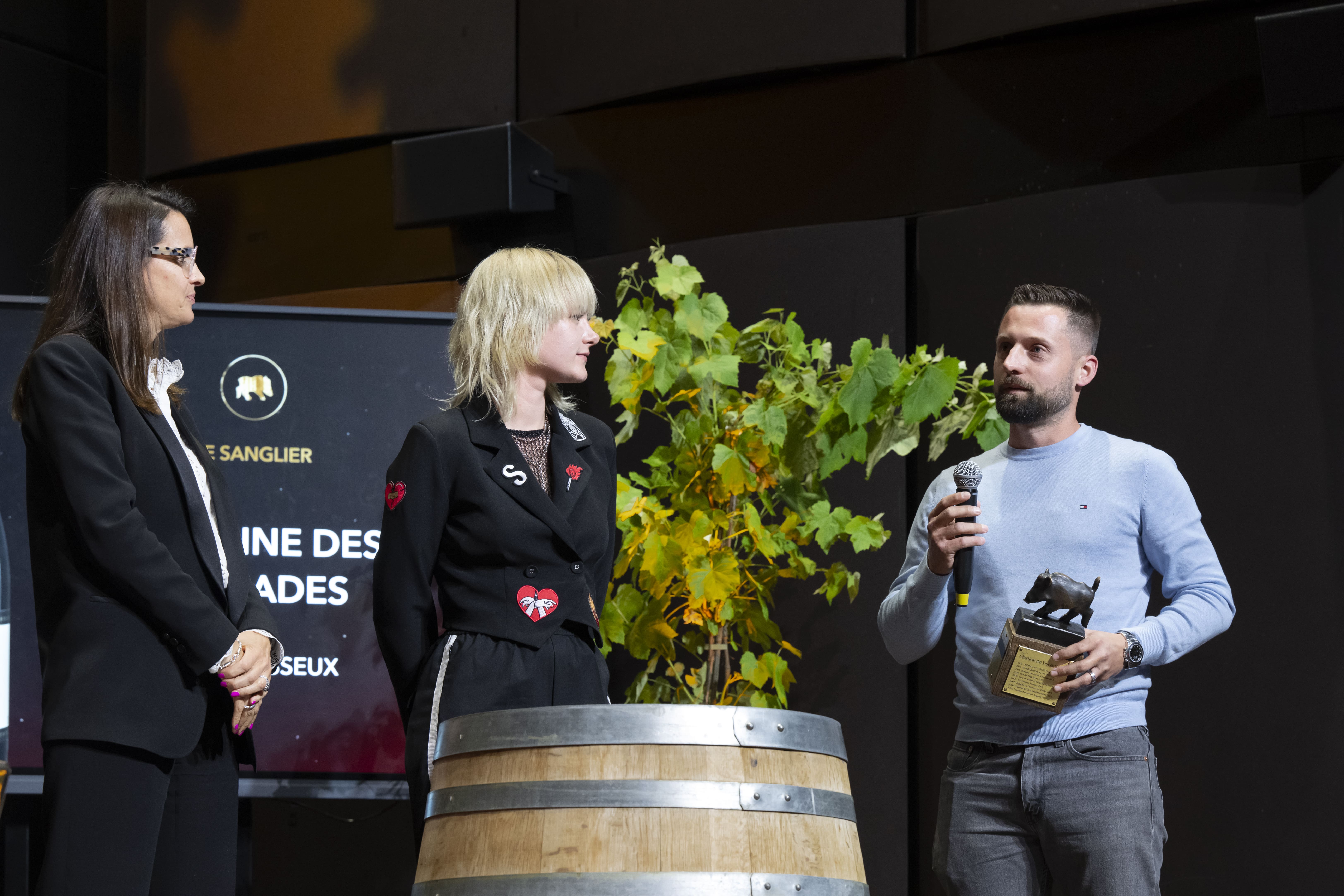 Légende: la conseillère d’Etat Anne Hiltpold, la chanteuse Stéphane et Xavier Dupraz, vainqueur du sanglier © Fred Merz