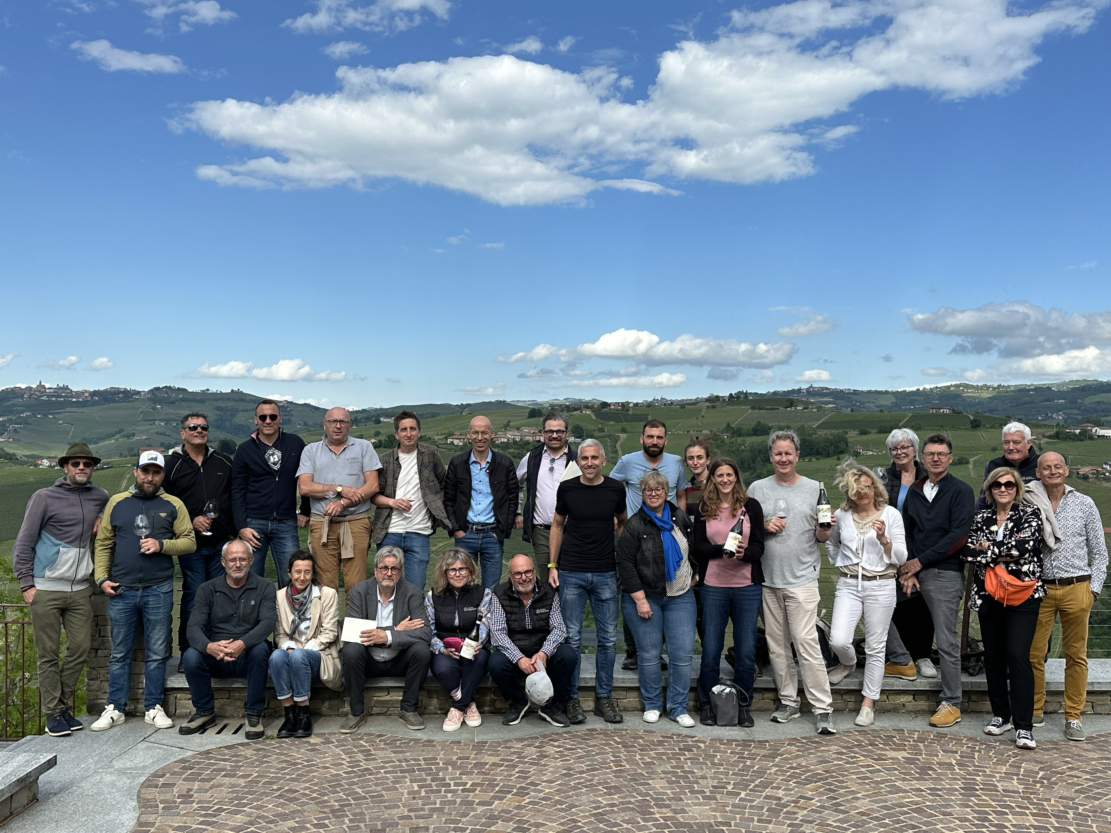 Photo : Représentants et invités avec les représentants des caves valaisannes. 
