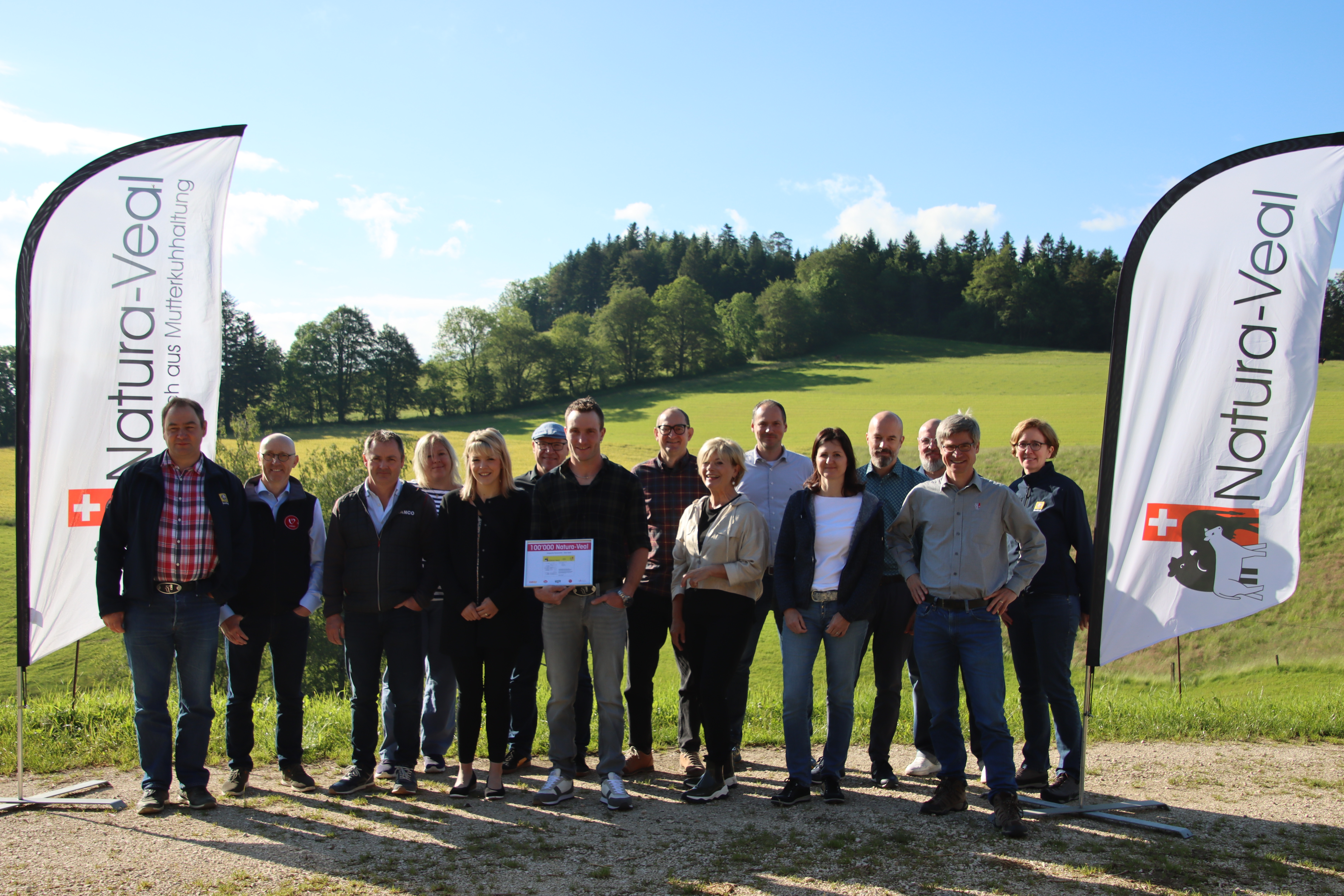 Les représentants de Coop, Bell, Vianco, Viegut et Vache mère Suisse fêtent avec Thierry Kämpf cette belle étape. Photo Vache mère Suisse