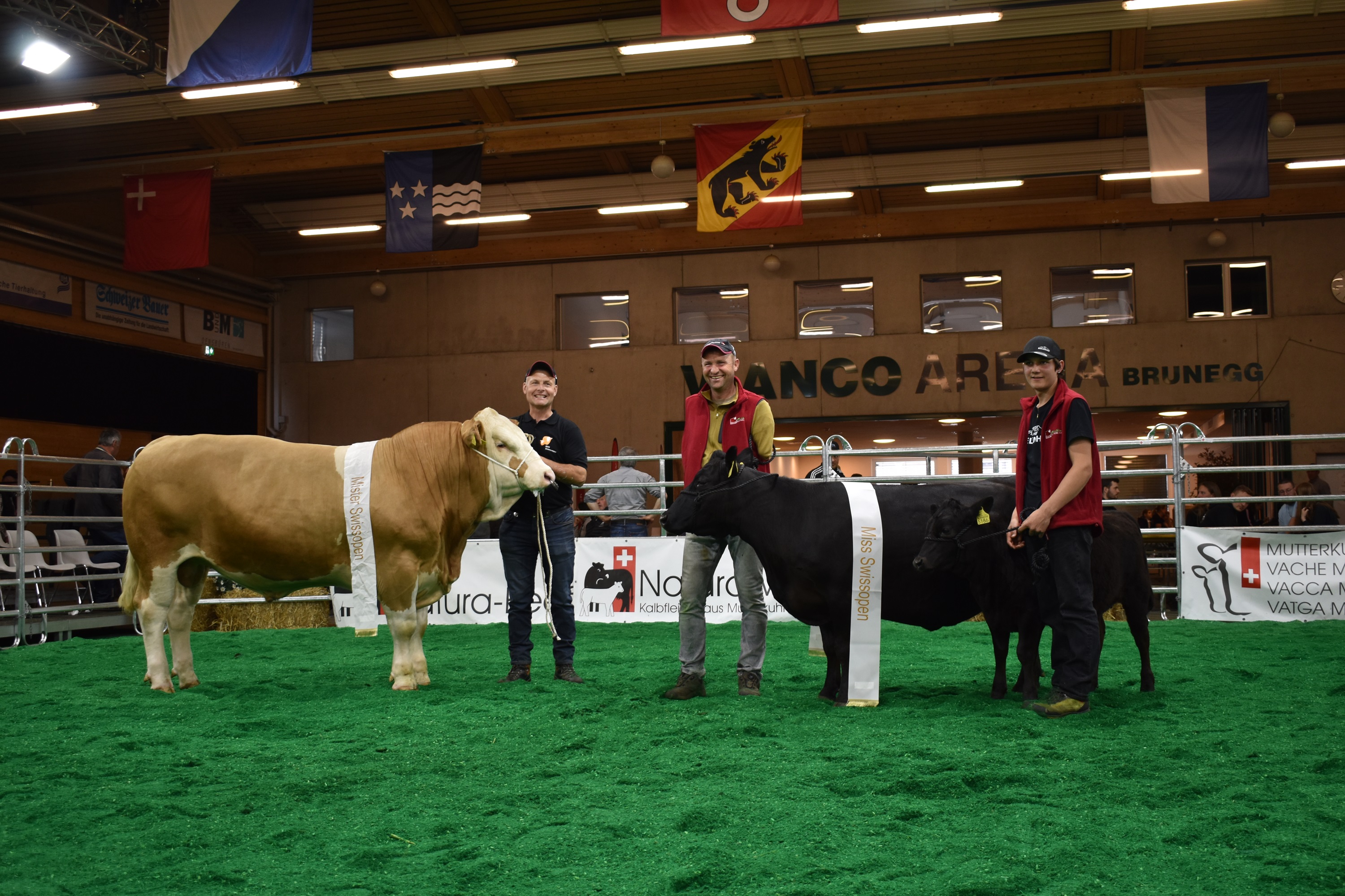 Miss Swissopen, la vache Dexter Bielenhof SANJA de Wisi & Angelika Zgraggen et Mister Swissopen, BDG AKIRA de Beat Dietrich (photo : Svenja Strasser)