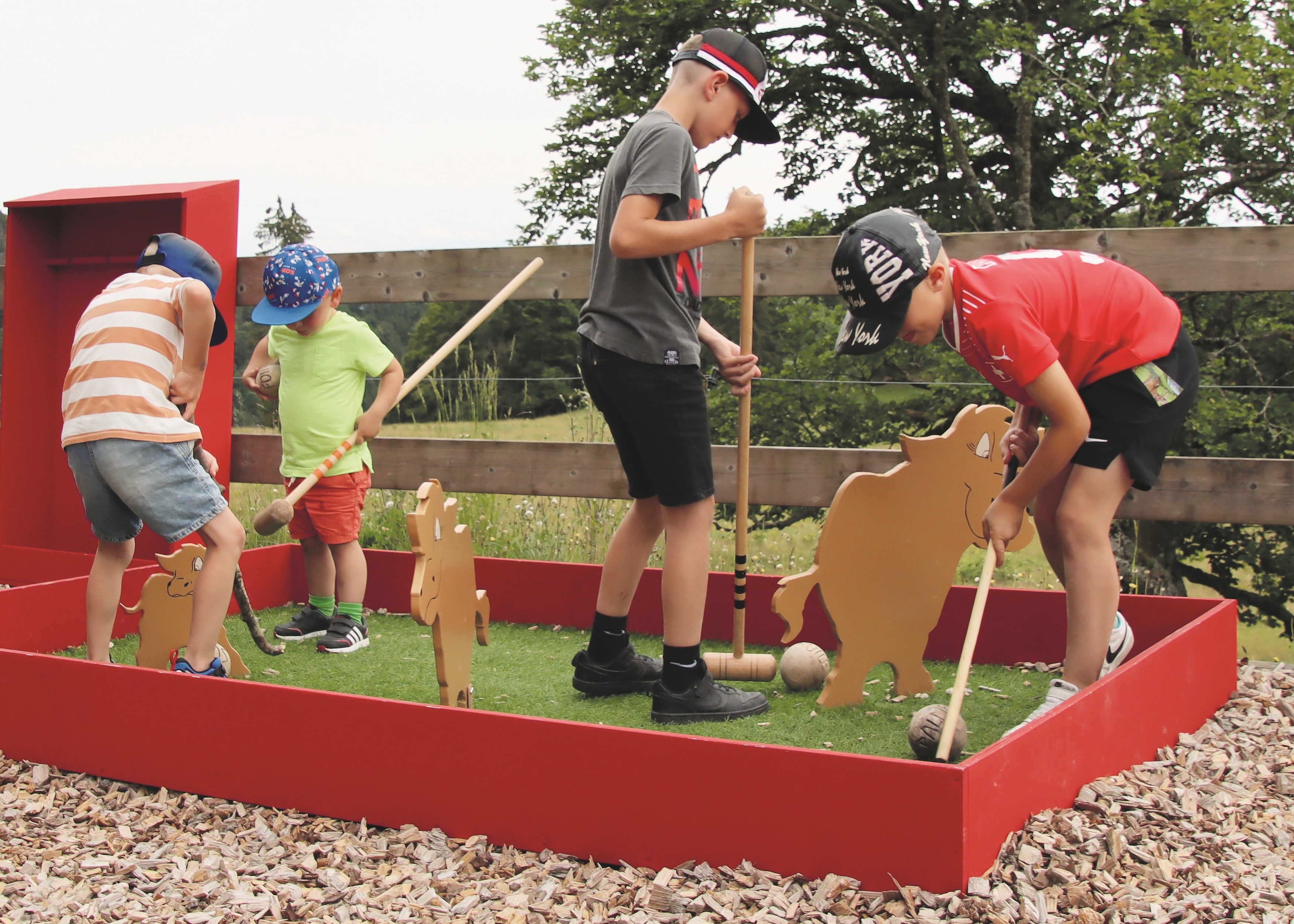S’amuser en famille : le jeu de croquet « Vache-taureau-veau » permet d’apprendre ce que mangent les vaches mères. Photo Vache mère Suisse 