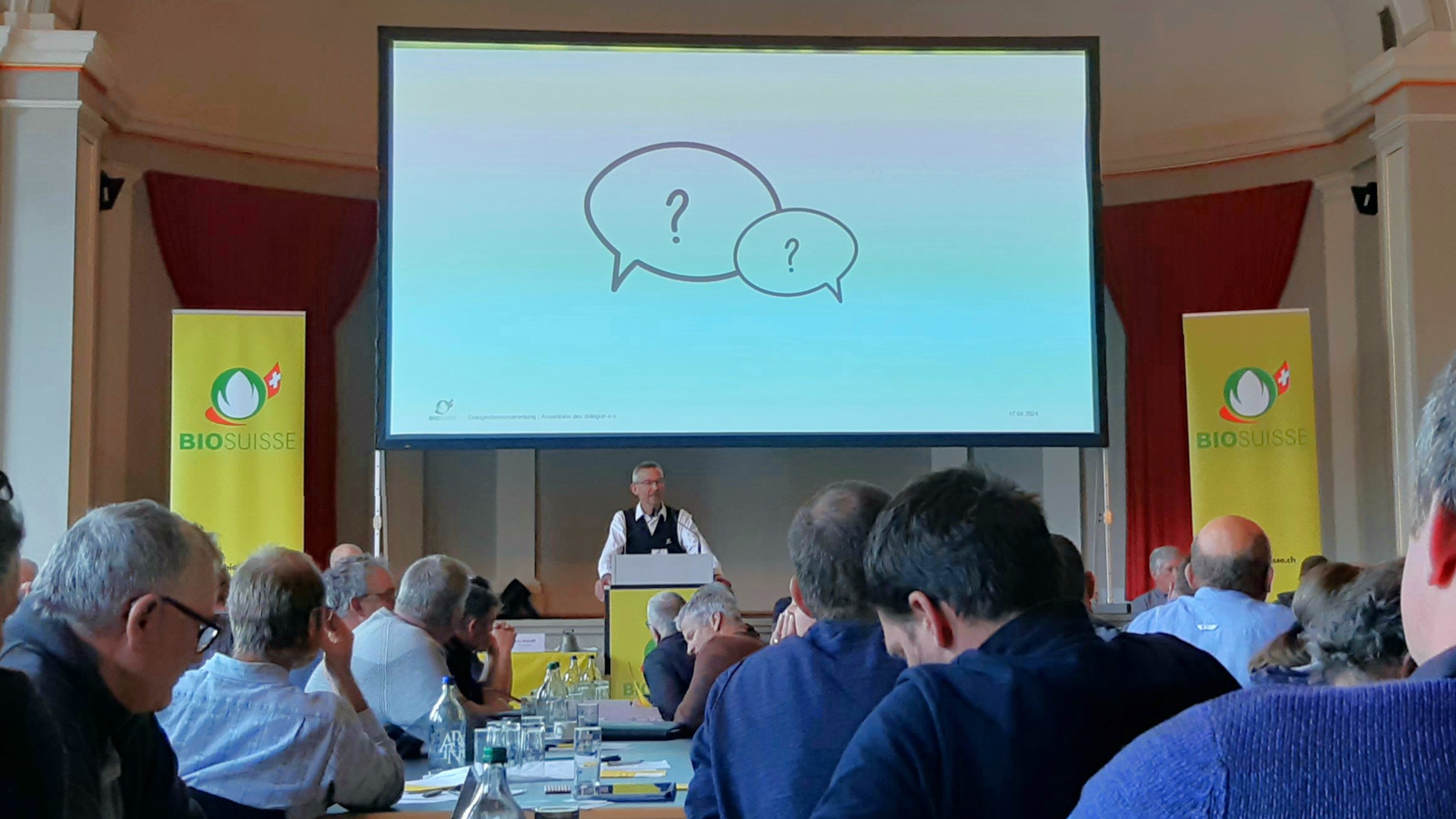 Ici au théâtre municipal d’Olten (SO), le 17 avril dernier: les 102 délégués des 33 organisations membres se réunissent deux fois par an pour discuter et décider de la stratégie, du cahier des charges et du budget de Bio Suisse – photo EA