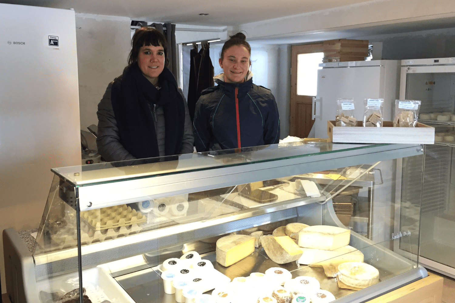 Laura* aide Mauricette Fellay dans la fabrication des fromages de brebis. Un local a été aménagé pour la vente directe. (© AGIR)