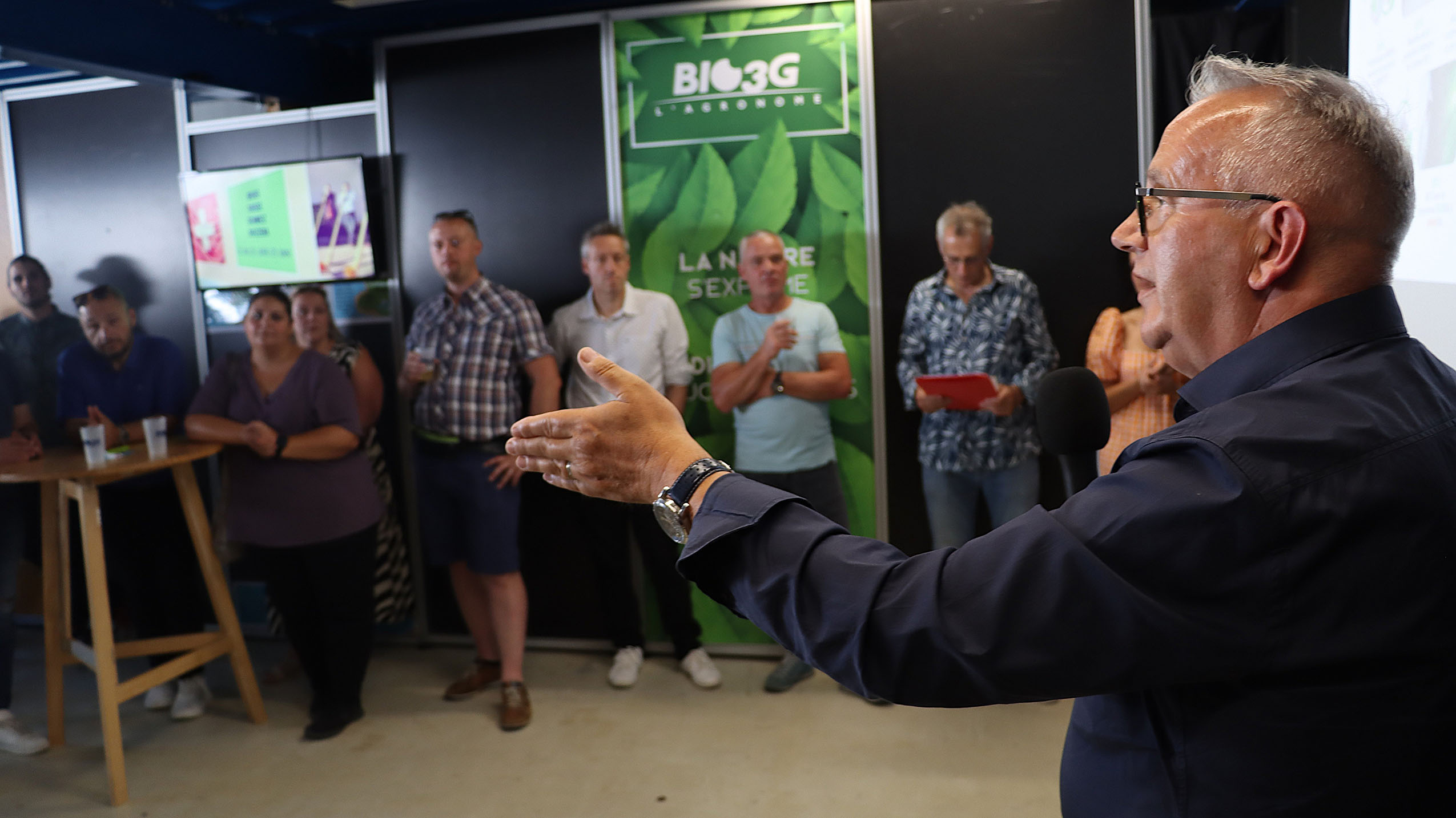 Pour marquer 20 ans de présence en Suisse, le dirigeant fondateur de BIO3G et jeune retraité Marc Guillermou (à droite) a fait le déplacement dans le Jura bernois aux côtés de la direction actuelle de l’entreprise – photo EA