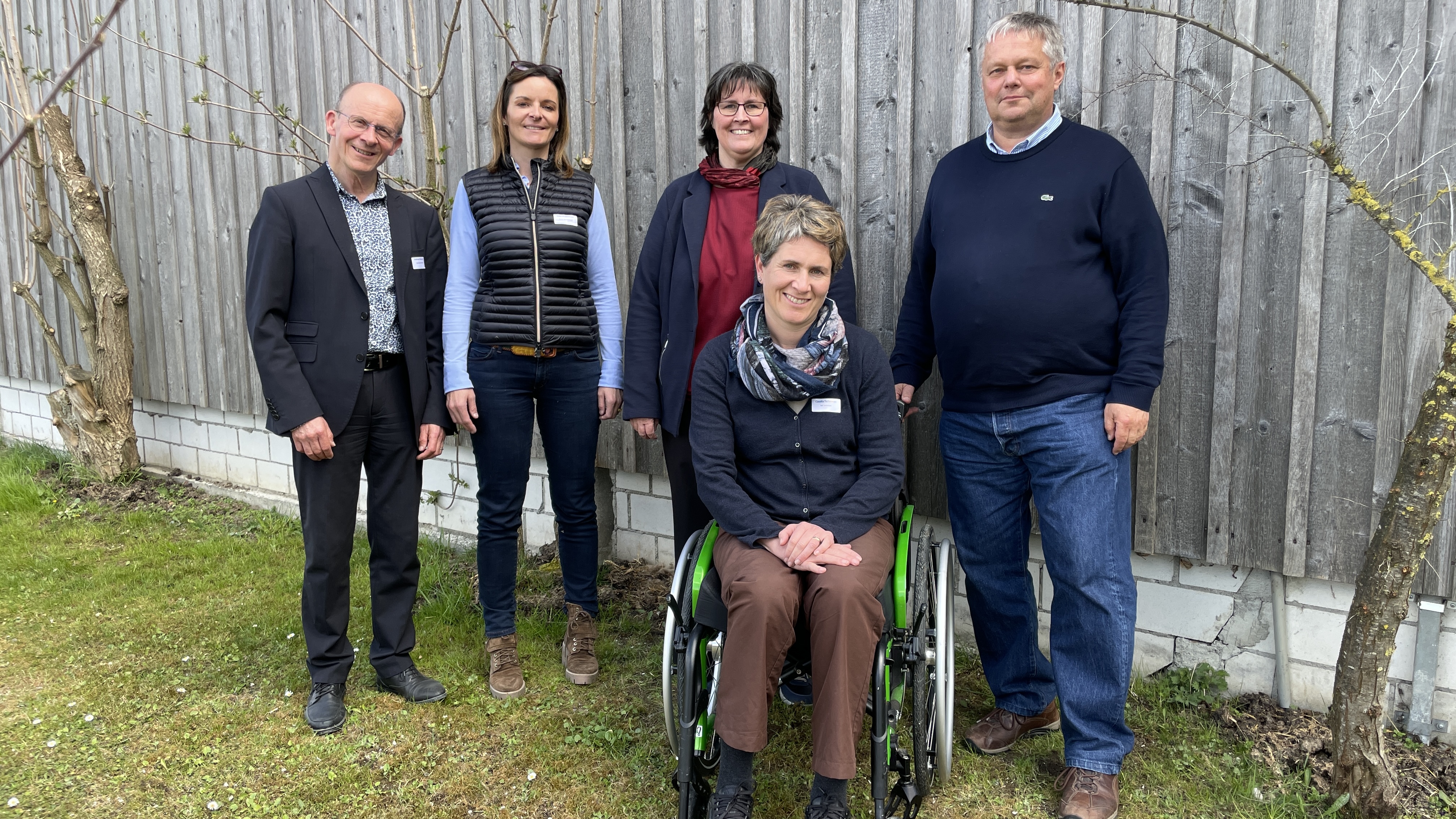 De g à dr: Andreas Allenspach, directeur d'Agritourisme suisse avec les membres du comité: Gaby Mumenthaler; Karin Wechsler; Roland Lymann, président; devant: Claudia Tschannen 
