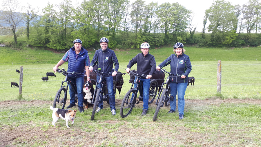 De gauche à droite : Michel Darbellay, directeur AgriJura (2e depuis la gauche) et Frédéric Lovis, directeur de la Maison du Tourisme(3e depuis la gauche), avec les exploitants Claude et Corinne Gerber, de Porrentruy.