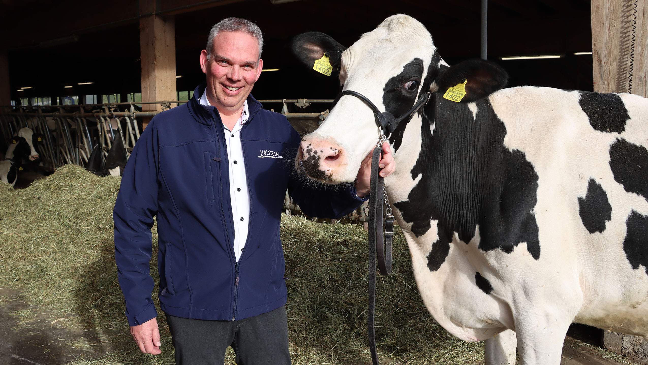 Si l’avenir est au rapprochement entre swissherdbook et Holstein Switzerland, le désormais directeur des deux coopératives ne manque pas une occasion de se réjouir du présent, auprès des éleveurs et de leurs vaches – photo EA