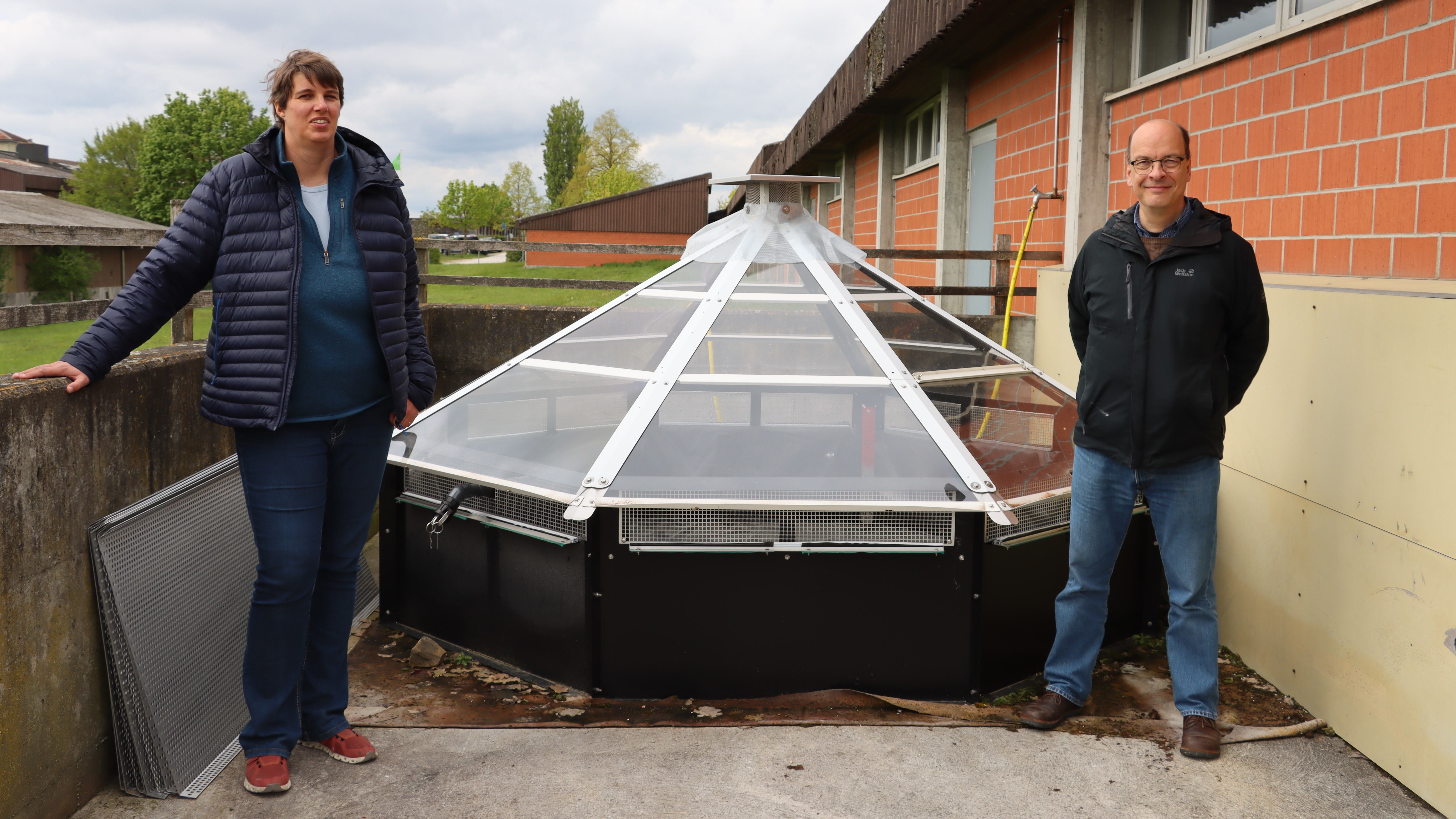 Ici devant l’un des multiples systèmes à disposition, Gabrielle Loichat et Fabio Mascher invitent les milieux concernés à profiter du site pour partager les dernières connaissances – photo EA