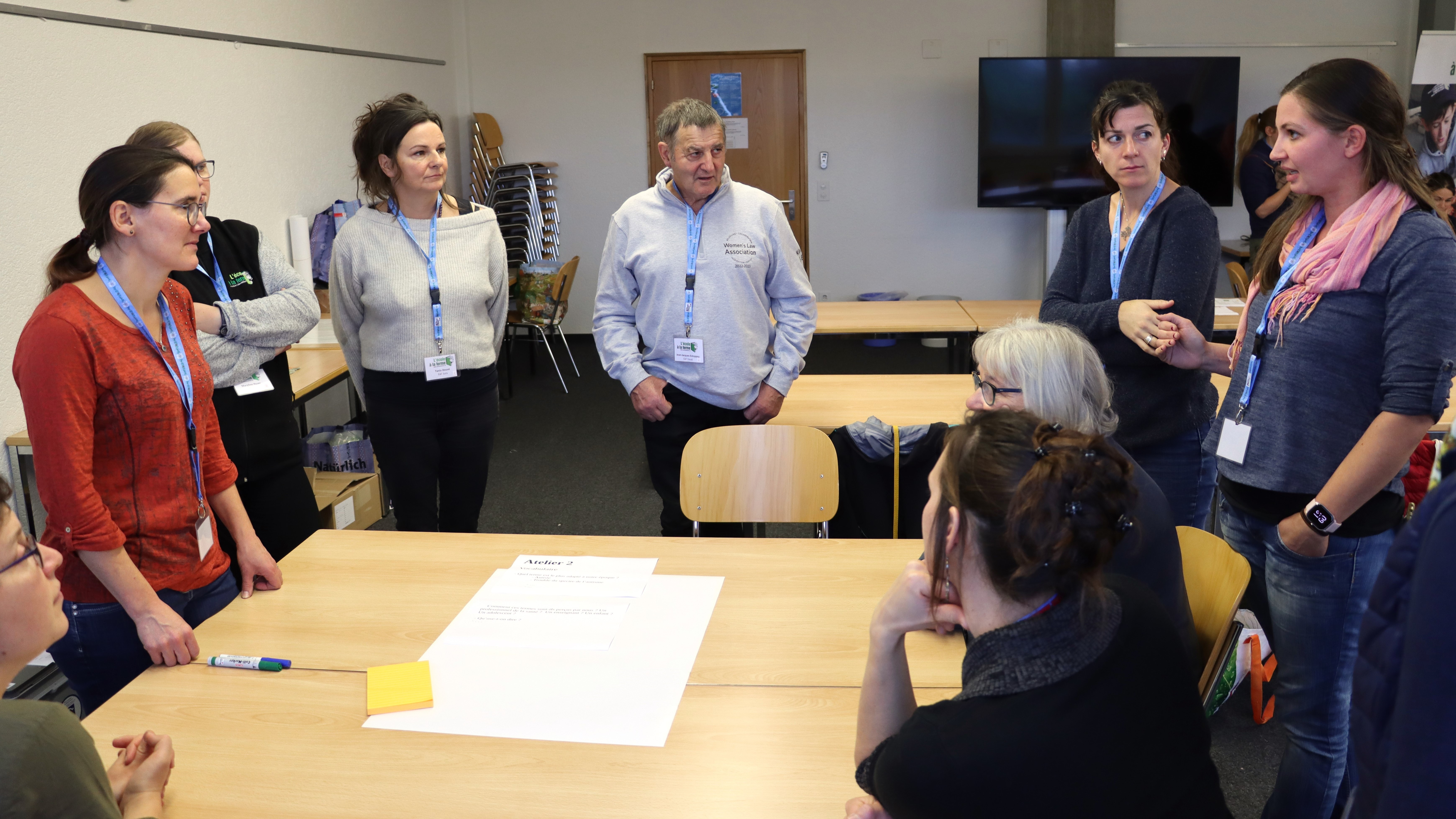 Alexandra Läderach (à gauche) a répondu aux questions des prestataires au sujet du vocabulaire à utiliser lors de l'accueil d'enfants à besoins particuliers, l'un des 4 ateliers de la matinée - Photo EA