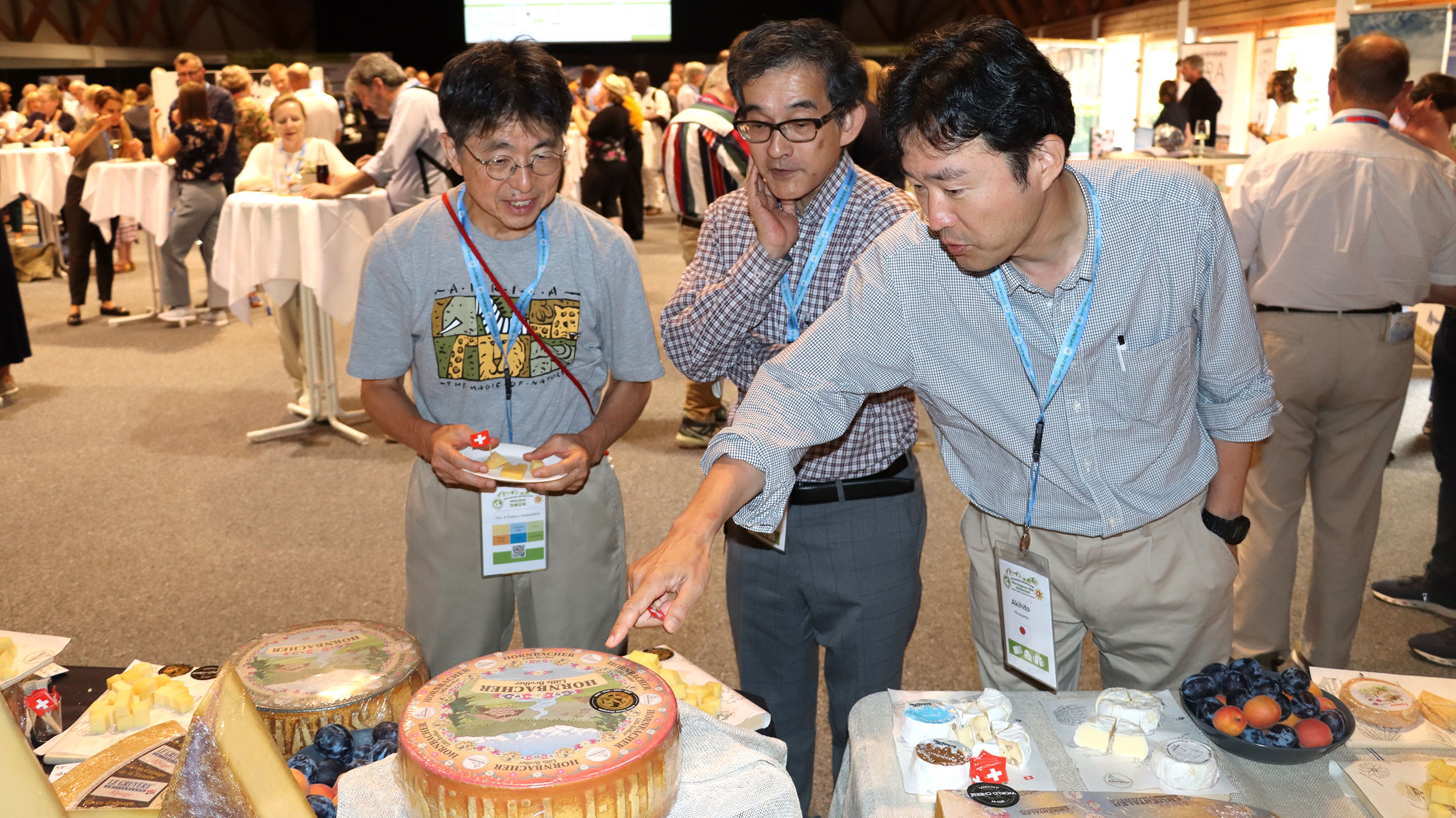 La fascination pour les fromages suisses s'est vérifiée auprès des participants asiatiques au Congrès IFAJ, ce jeudi à Interlaken (BE) - photo EA.
