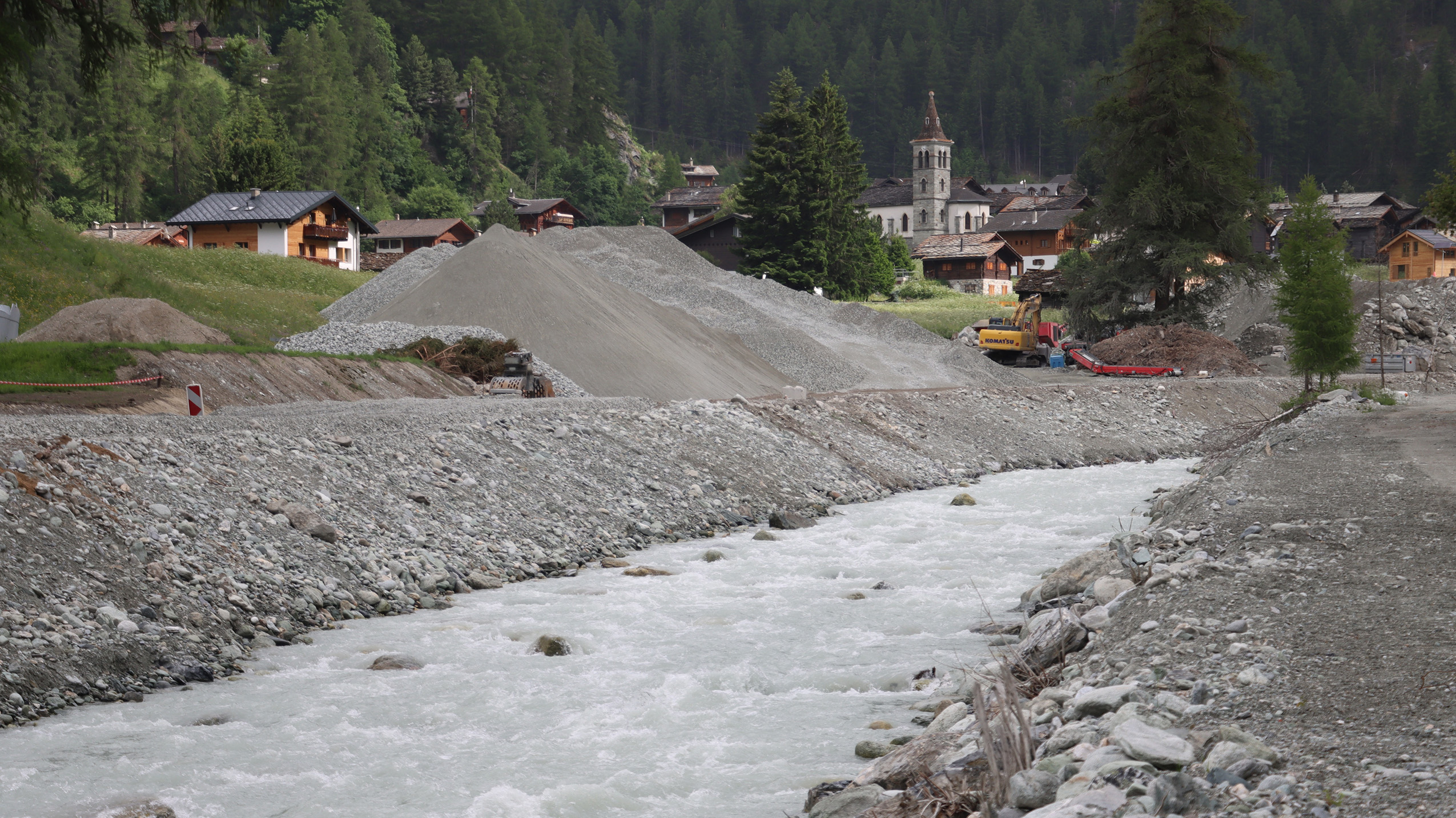 Entre Evolène et Les Haudères, ces montagnes de gravas extraits du lit de la rivière Borgne et des chantiers de terrassement seront utilisées en plaine, dans une valse de camions qui ramènera ici des terres agricoles exploitables – photo EA