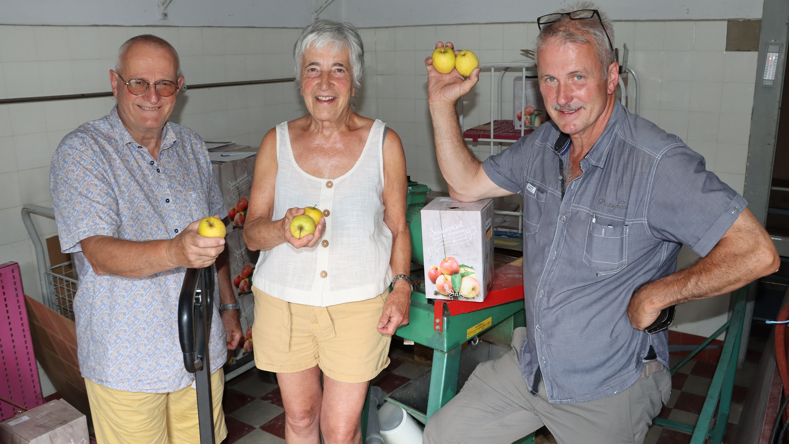 Parmi les chevilles ouvrières du pressoir, trois des cinq membres du comité de la société d'arboriculture de Courtelary-Cormoret et environs (de g. à d.): Félix Lutz, Claudine Paratte et Michel Tschan – photo EA
