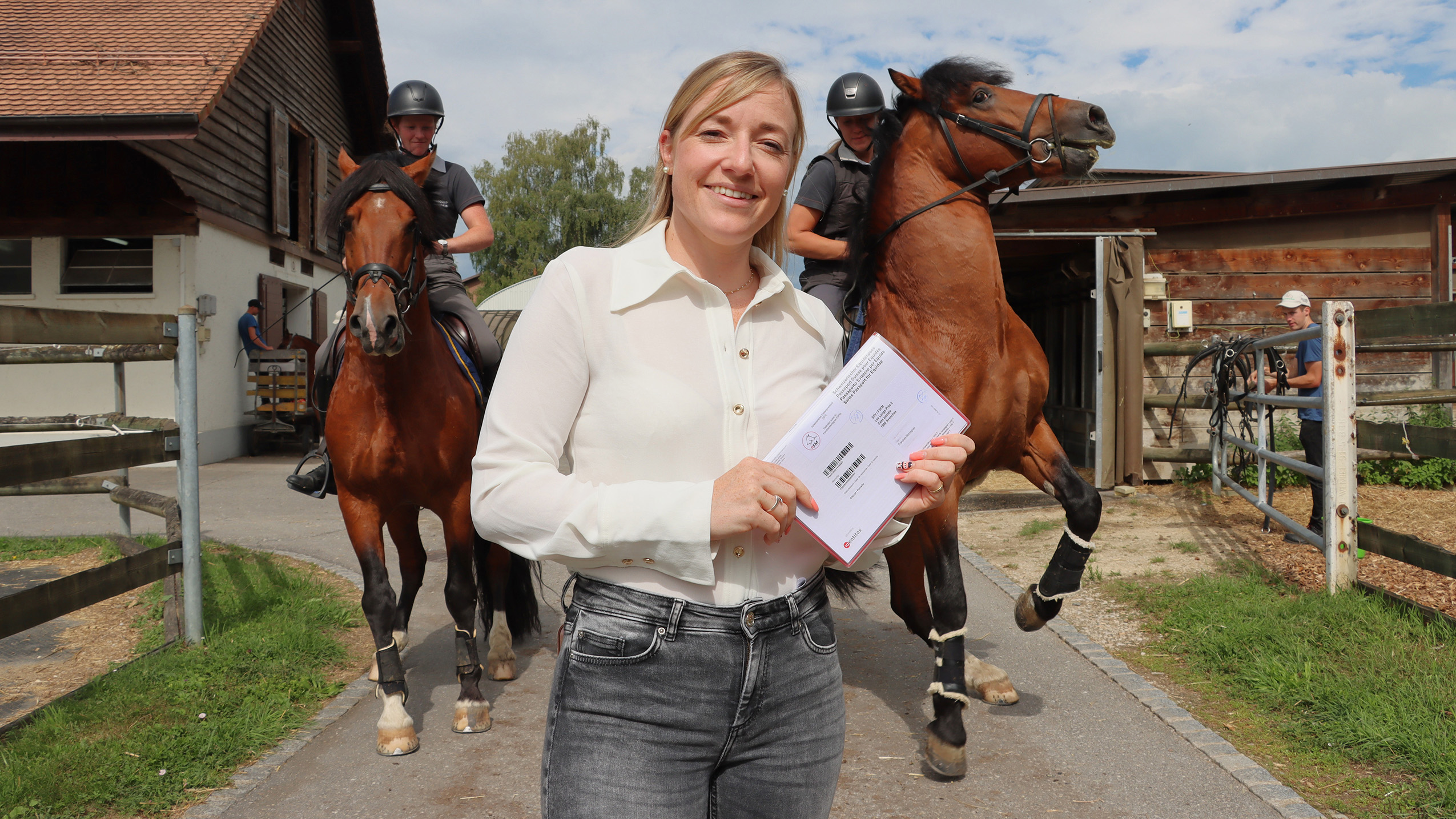La FSFM, représentée par sa gérante Pauline Queloz, ici à Avenches, risque de devoir sensiblement augmenter les tarifs de ses prestations, comme celui du passeport obligatoire qu’elle tient en mains – photo EA