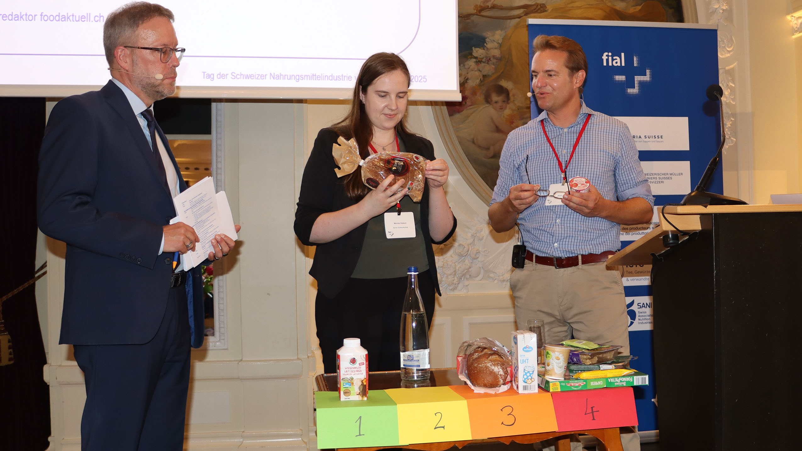 Au terme de la discussion sur les aliments ultratransformés, le professeur David Fäh (à droite), du département santé de la HES bernoise, a vérifié, d’après les emballages, comment classer divers produits sur l’échelle «NOVA» – photo EA