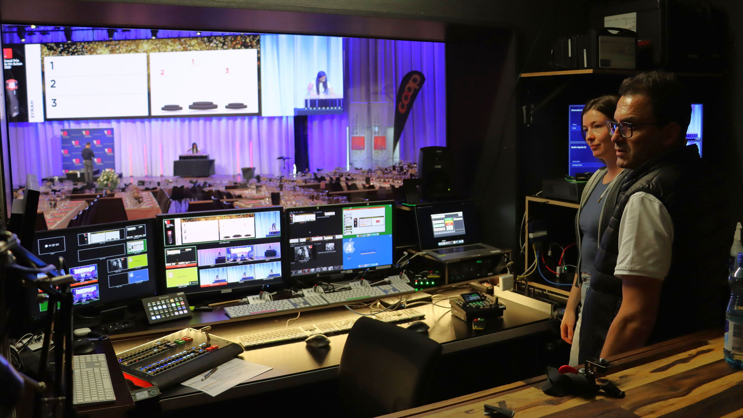 Derrière la vitre sans tain du Kursaal, le temps des vérifications pour les techniciens de la régie vidéo avec, à droite, le grand ordonnateur de la soirée, Nicola Montemarano – photo EA