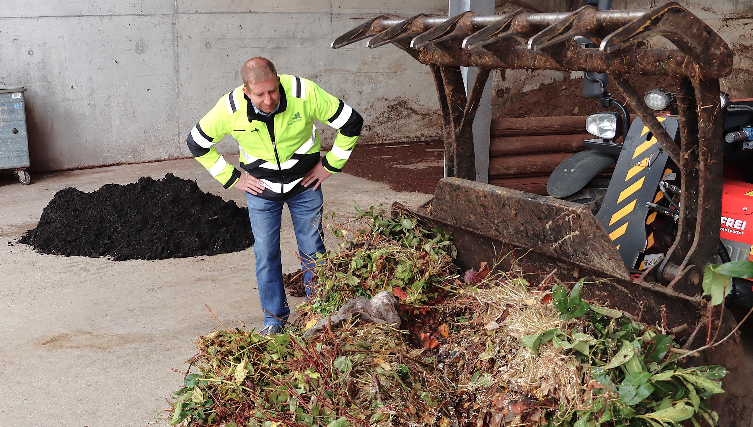Simon Eschler pose un regard critique sur ce que nous ne voulons pas voir: sacs plastiques, étiquettes alimentaires, textiles, résidus métalliques ou bois traités, qui polluent les collectes de déchets organiques et compostables – photo EA