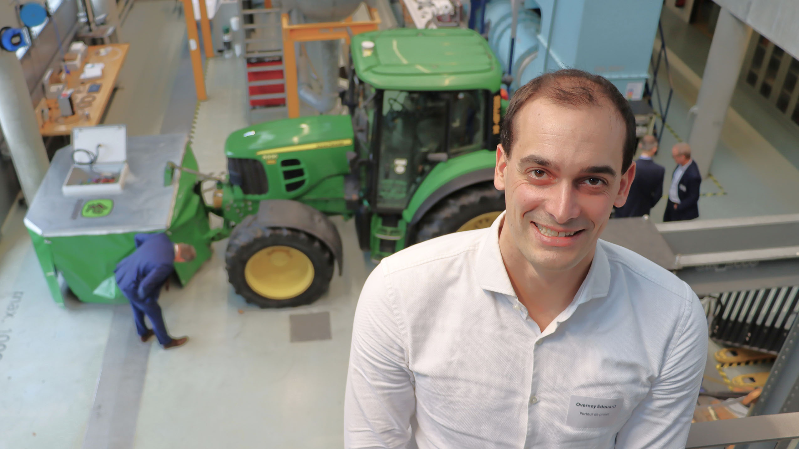 Pour l’occasion, Edouard Overney avait garé sa révolutionnaire fourche à rumex «électro-plongeante» dans la halle de génie mécanique de la HEIA-FR. – photo EA