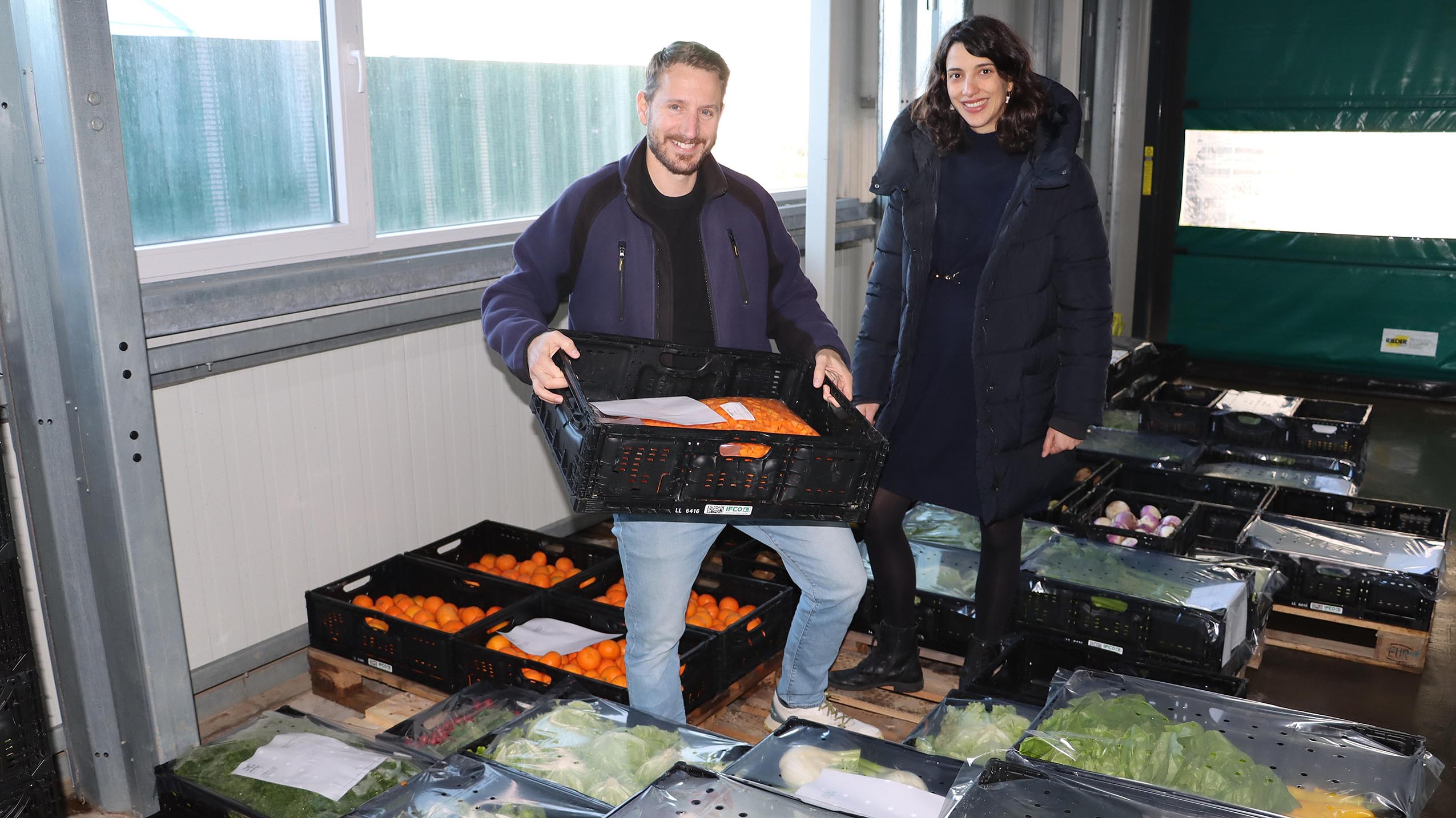 Vincent Keuffer dans sa légumerie de Bremblens (VD). Ses carottes râpées vont partir vers les restaurants Novae, représentés ici par Laura Chatel, directrice RSE et présidente de la nouvelle fondation. – photo EA