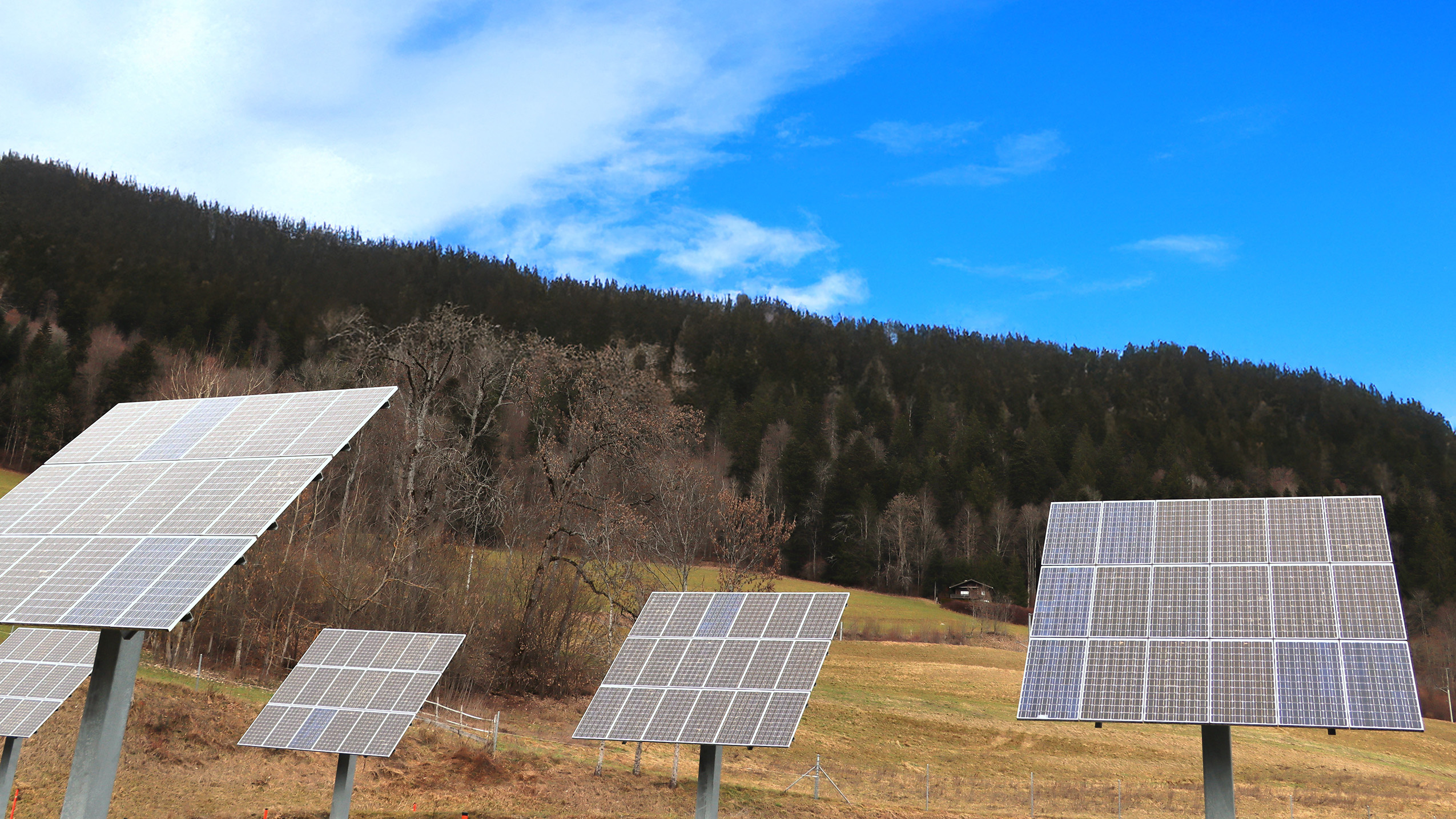 Panneaux photovoltaïques aux abords du tunnel de la Vue-des-Alpes (NE) – Photo EA