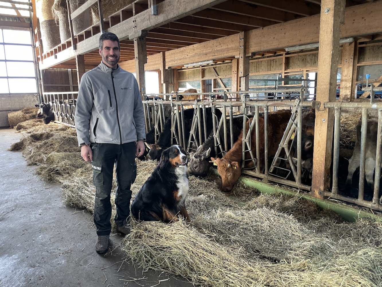 Johan Viret pose une dernière fois avec ses vaches, en compagnie de son chien, Lucky (photo: Pascale Bieri/AGIR)