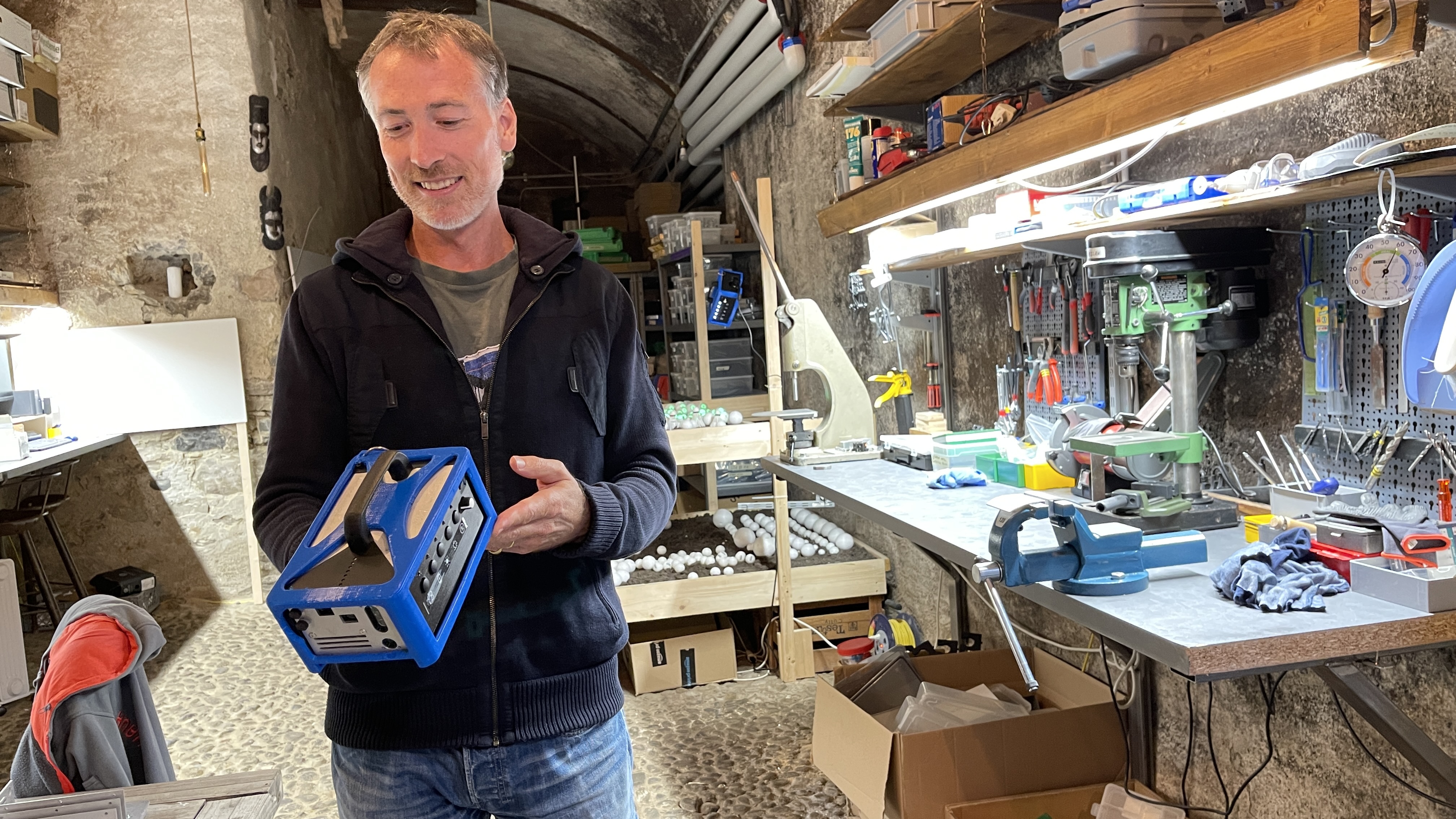 Ce projecteur conçu par Stéphane Doutriaux et son équipe permet de détecter de manière précise quand les champignons sont prêts à être cueillis - Photo PB