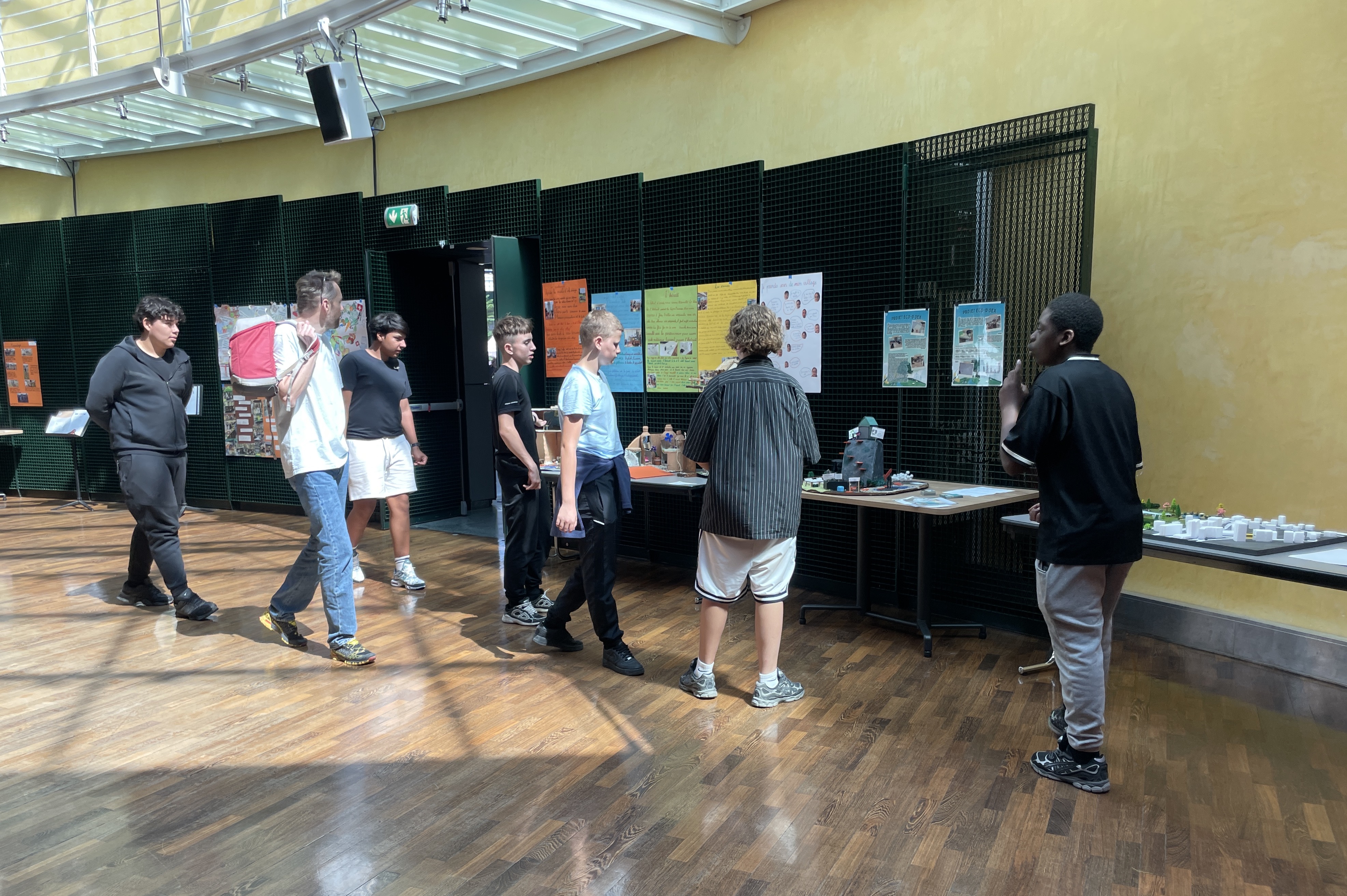Les 21 projets lauréats du Concours Environnement et Jeunesse ont été exposés au Forum Meyrin, à Genève, lors de la journée de cérémonie des prix - (photo PB)