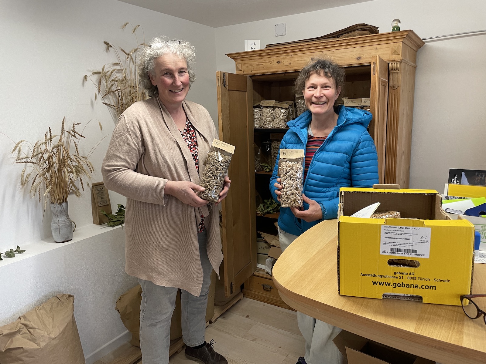 Danielle Rouiller (g) et Valérie Thiébaut fabriquent et commercialisent 11 sortes de pâtes artisanales (photo P.Bieri) 