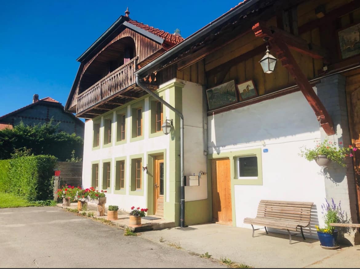 De nombreuses exploitations, comme la Ferme Verte, à Prez-vers-Siviriez (FR), proposent des prestations d'agritourisme. (DR)