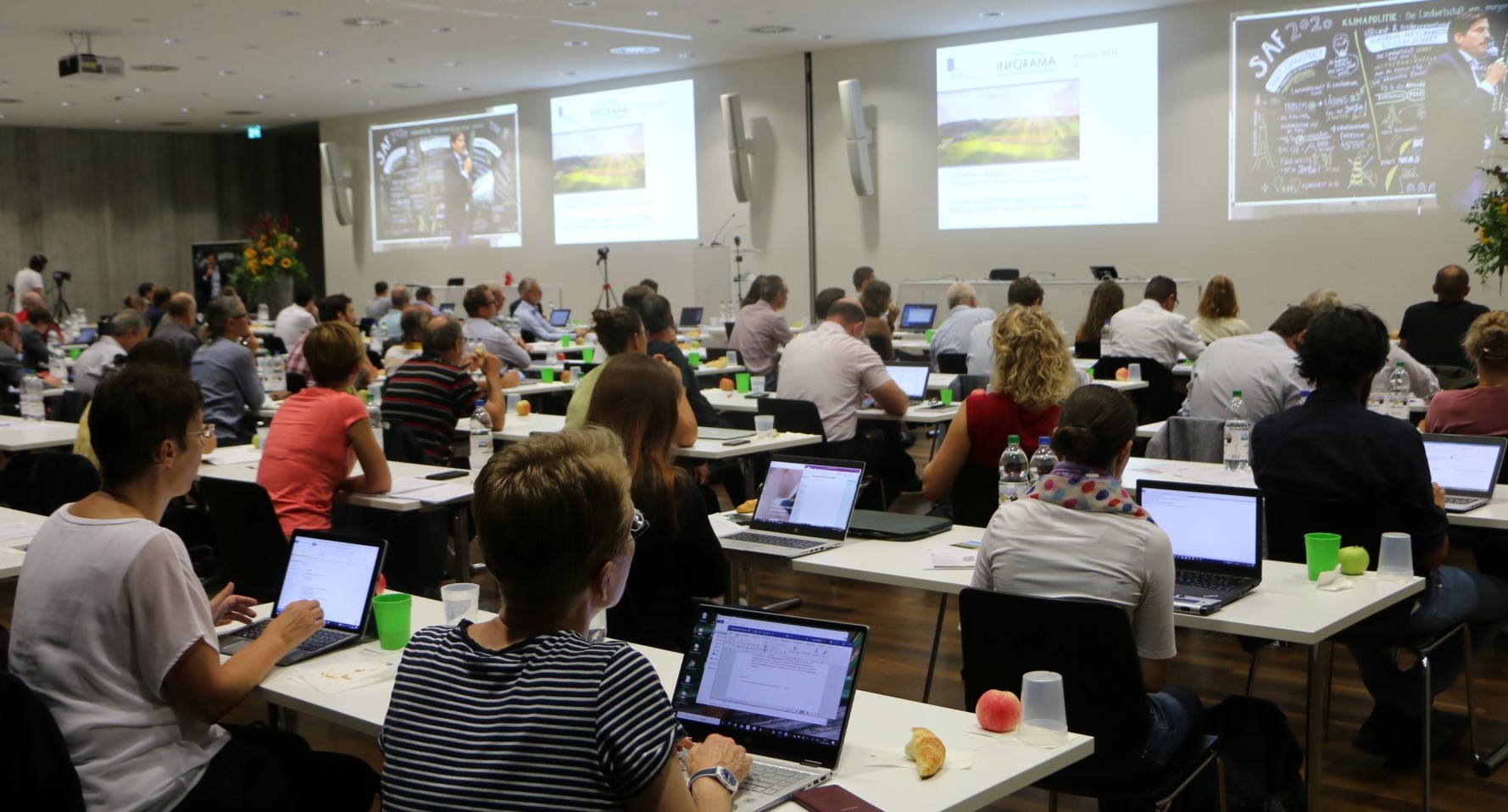 Les participants au Forum sur la politique agricole attentifs, lors d'une synthèse de Martin Pidoux, professeur en politique et marchés agricoles à l'HAFL. (DR)