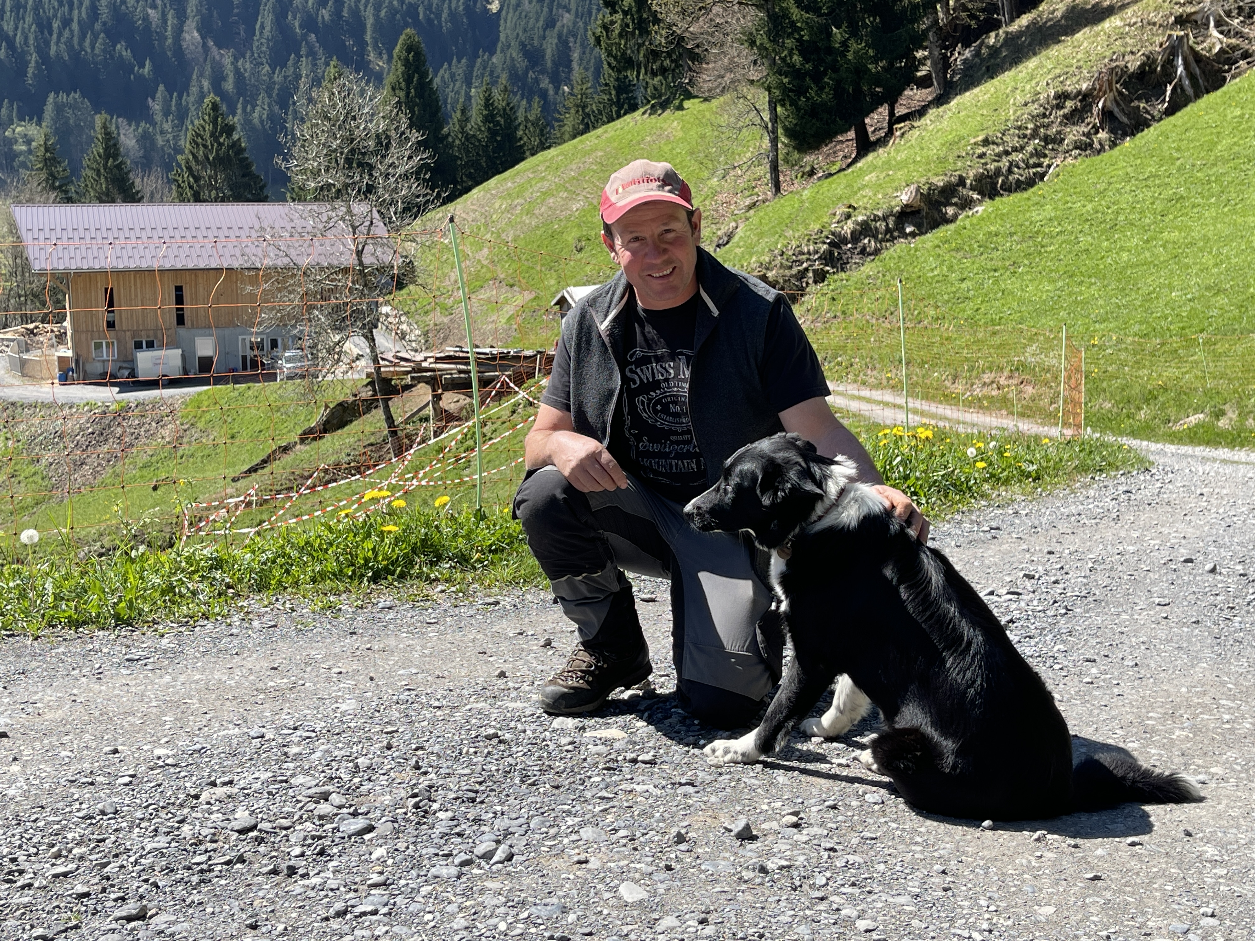 Hubert Marclay avec Sky, sa chienne border collie qui partage la vie de la famille et aide à déplacer les troupeaux. Photo: PB